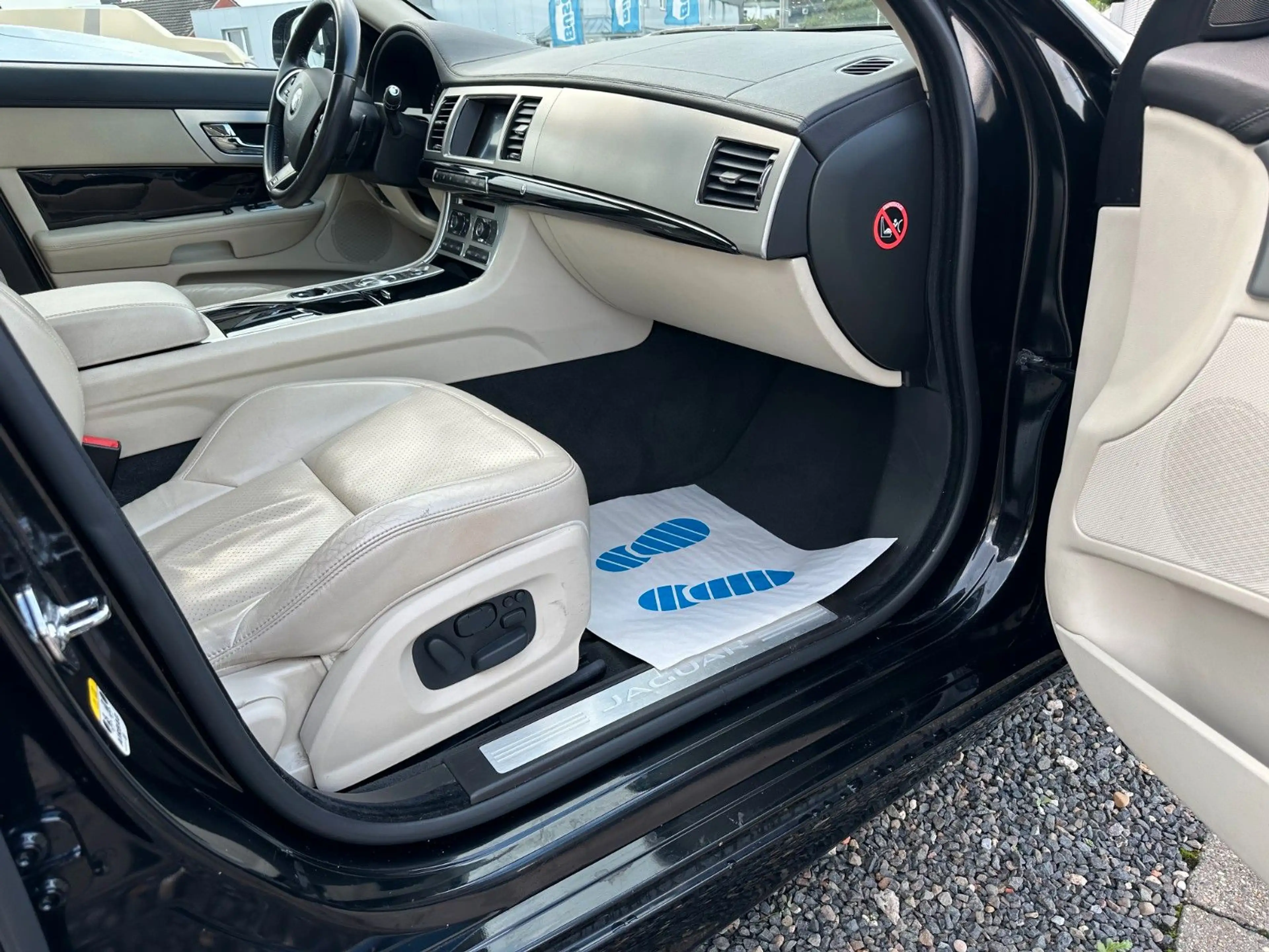 Jaguar XF 3.0 L V6 Diesel S — photo 5