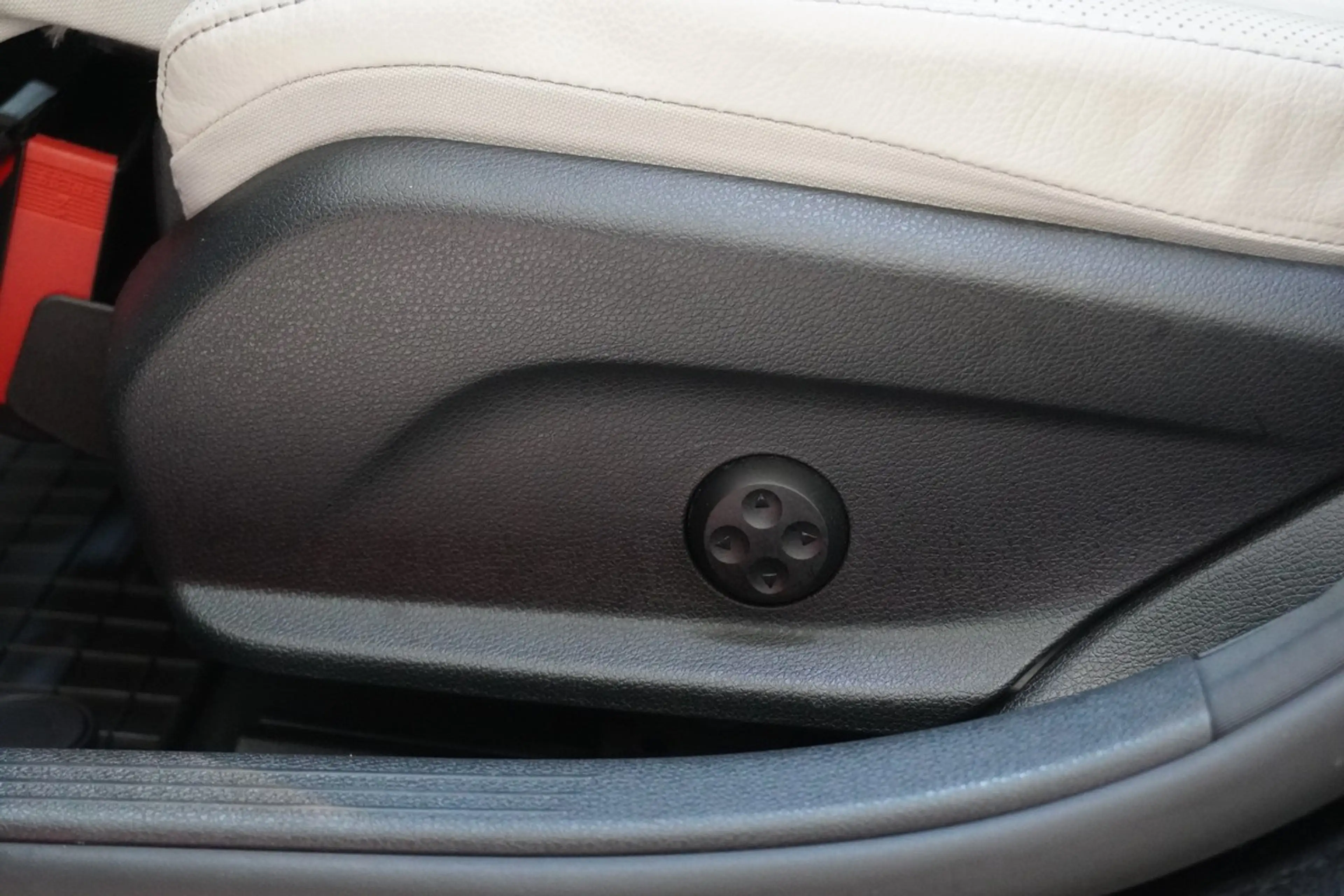 Mercedes-Benz C 250 d T AMG 4M LED Distr+ Pano Burmester Memory AHK — photo 15
