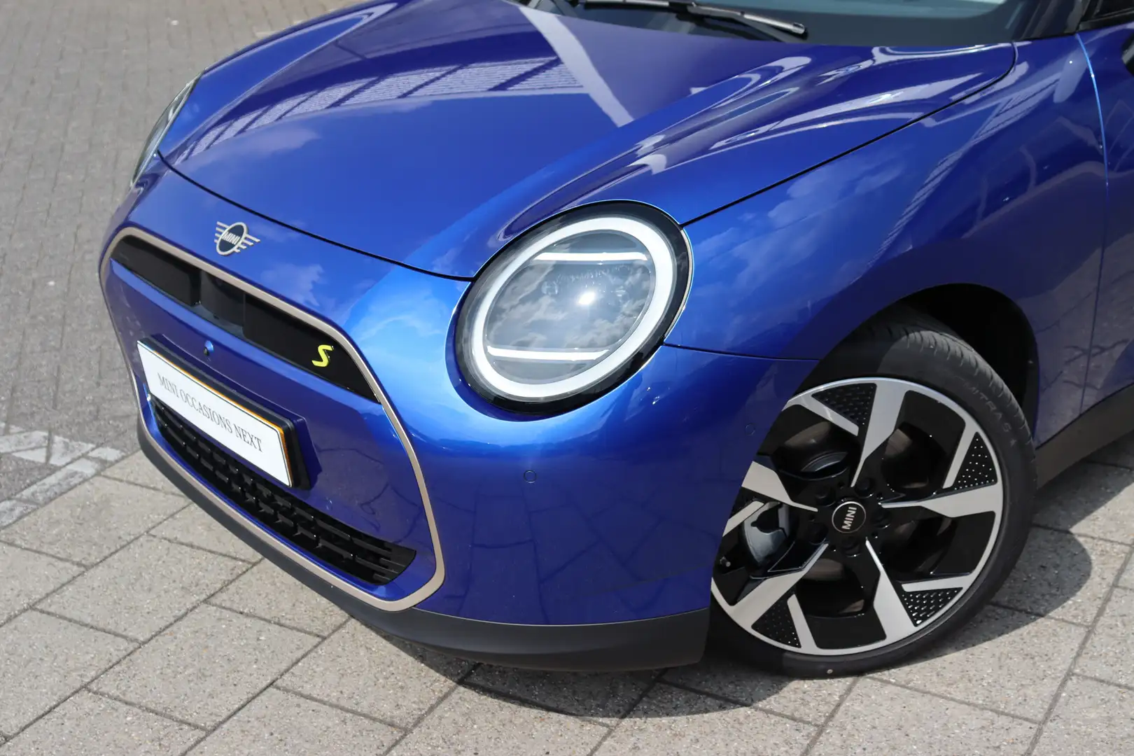 MINI Cooper SE Hatchback / Favoured Trim / Pakket XL / 18 inch Sl Kék - 2