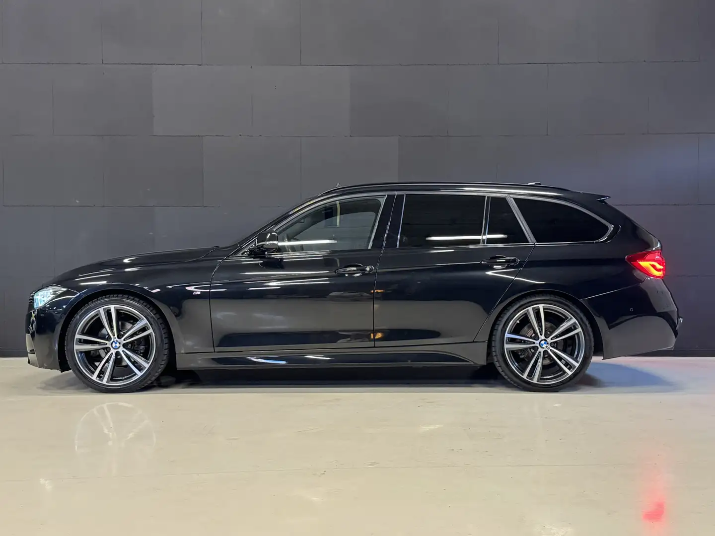 BMW 318 3-serie Touring 318i M Sport Edition Automaat | Pa Negro - 2