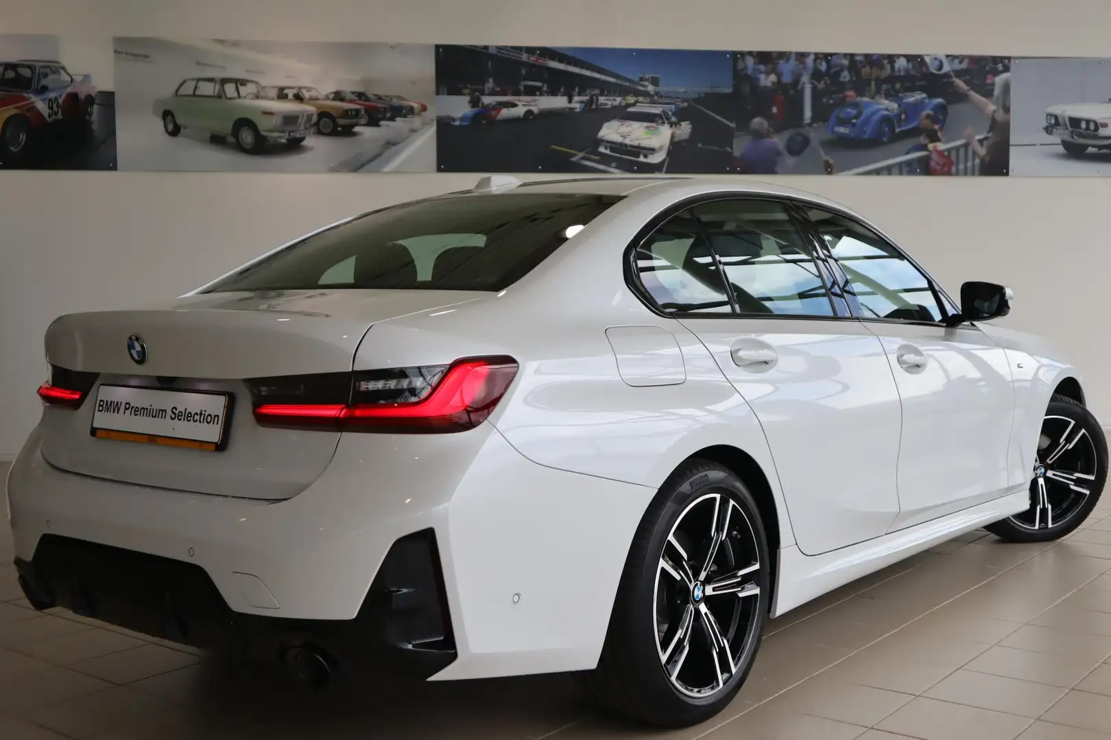 BMW 320 3 Serie Sedan 320i M-Sportpakket | Innovation Pack Wit - 2