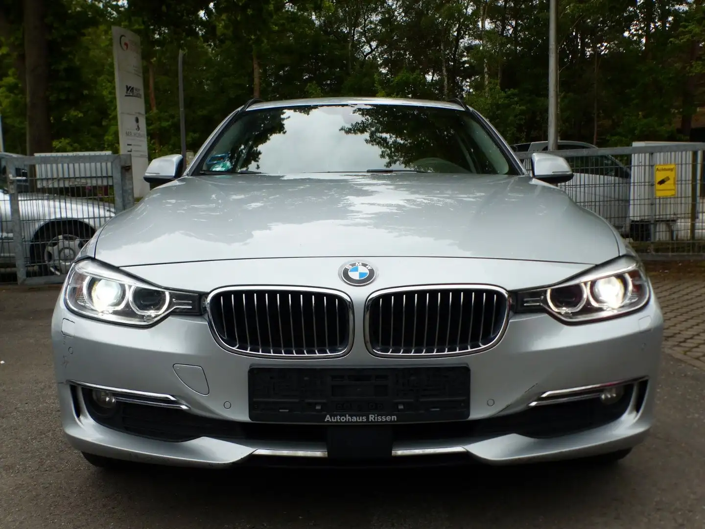 BMW 320 d xDrive Touring Pano Xen Navi H&K HeadUp AHK Серебристый - 2