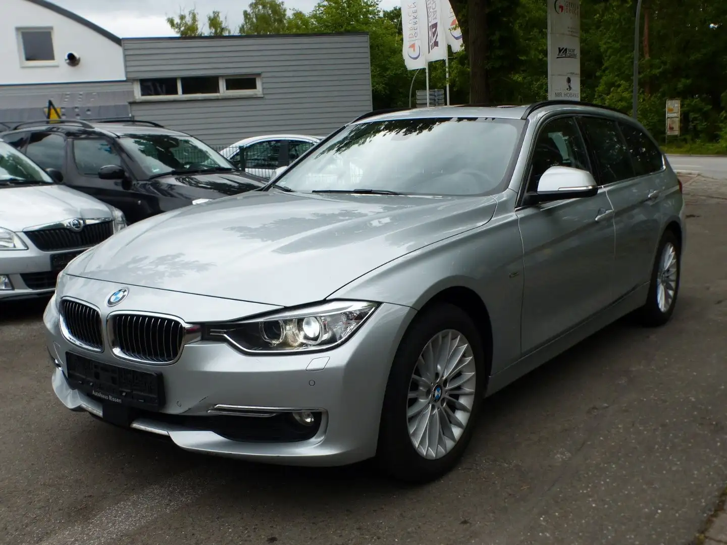 BMW 320 d xDrive Touring Pano Xen Navi H&K HeadUp AHK Серебристый - 1