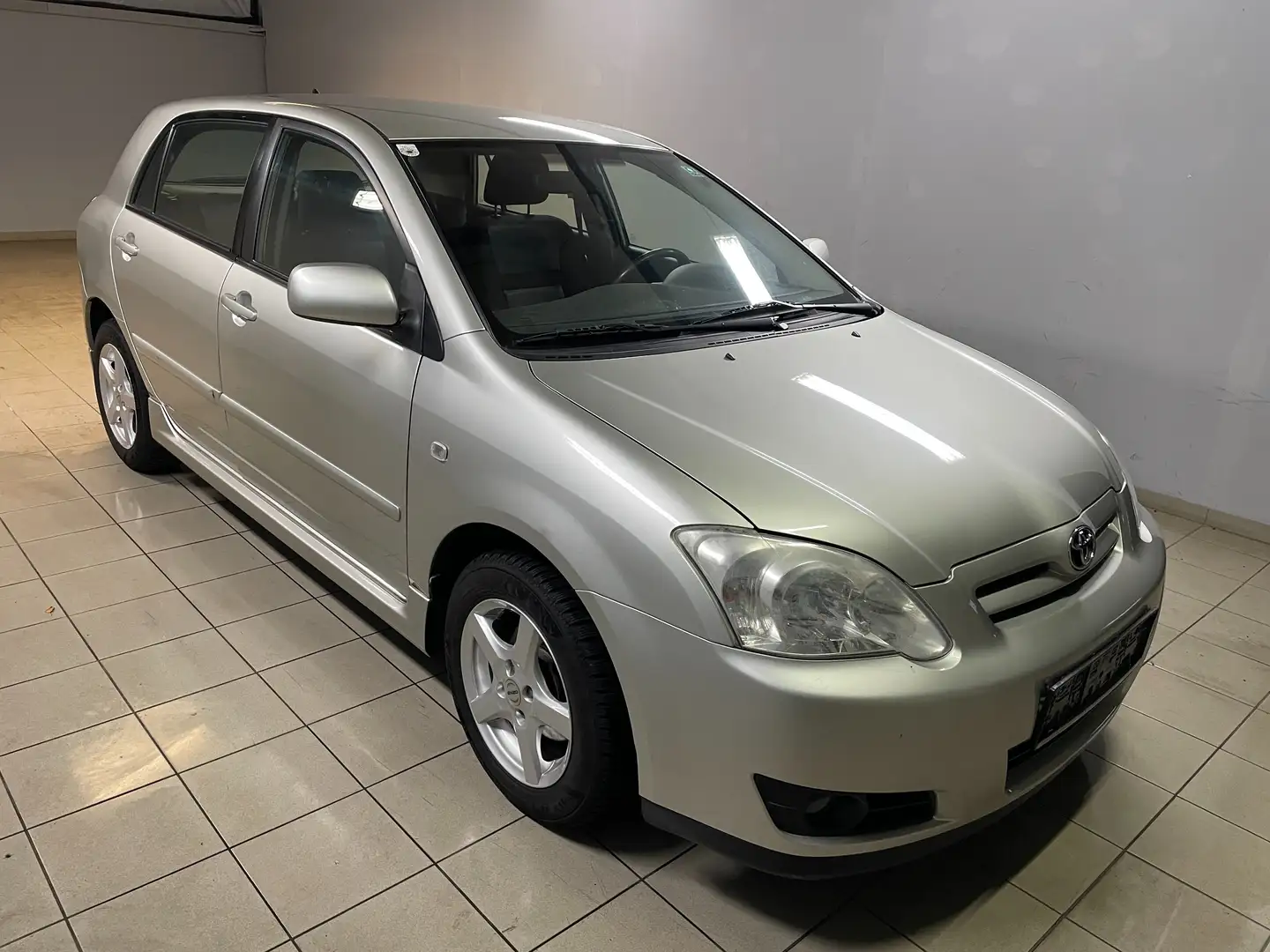 Toyota Corolla 1.4 D-4D Compact Grau - 2