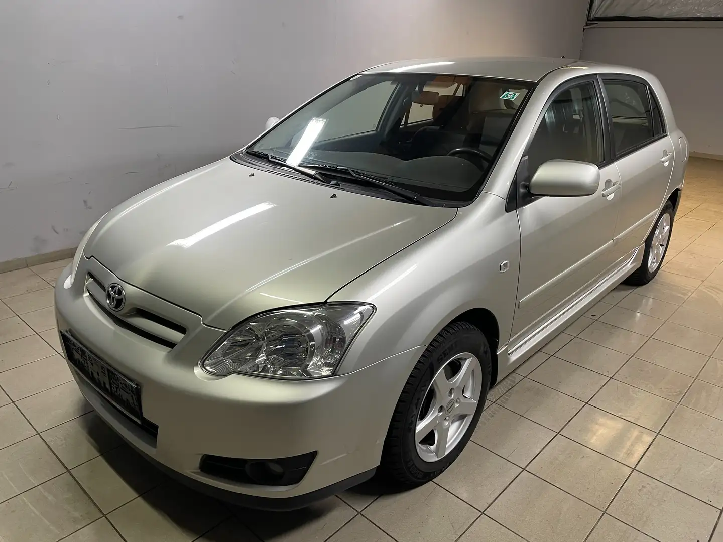 Toyota Corolla 1.4 D-4D Compact Grau - 1