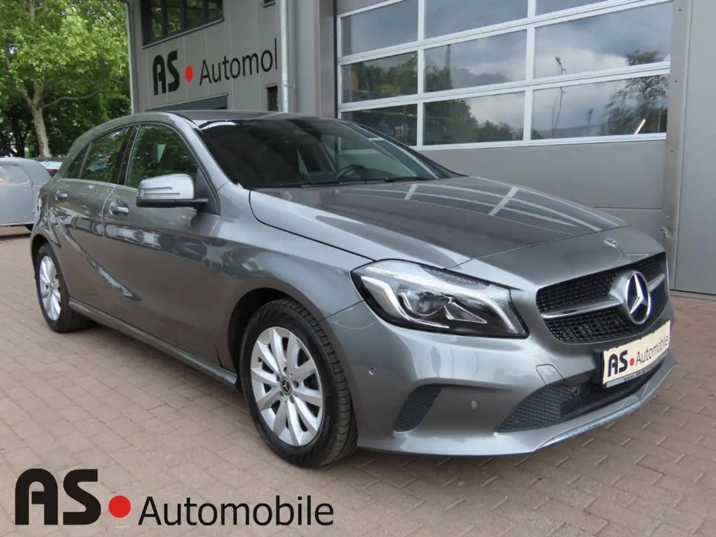 Mercedes-Benz A 180 2.Hd Navi*Klima*LED*Keyless*SHZ*PDCv+h Grey - 1