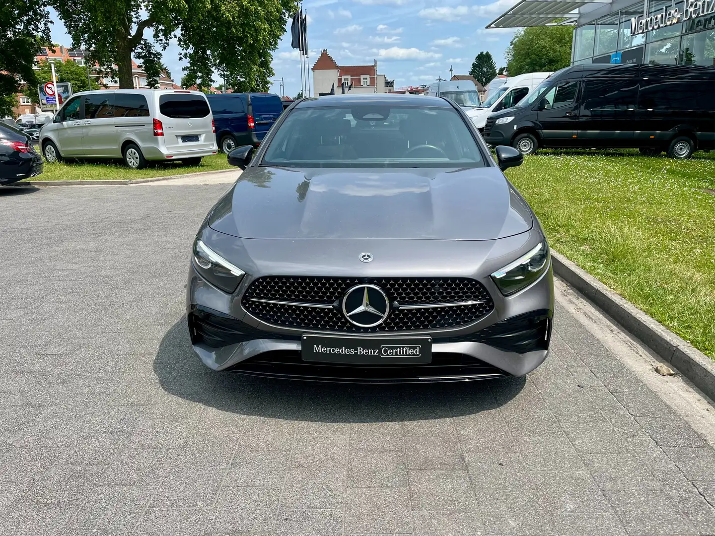 Mercedes-Benz A 180 d Sedan d AMG Line Grijs - 2