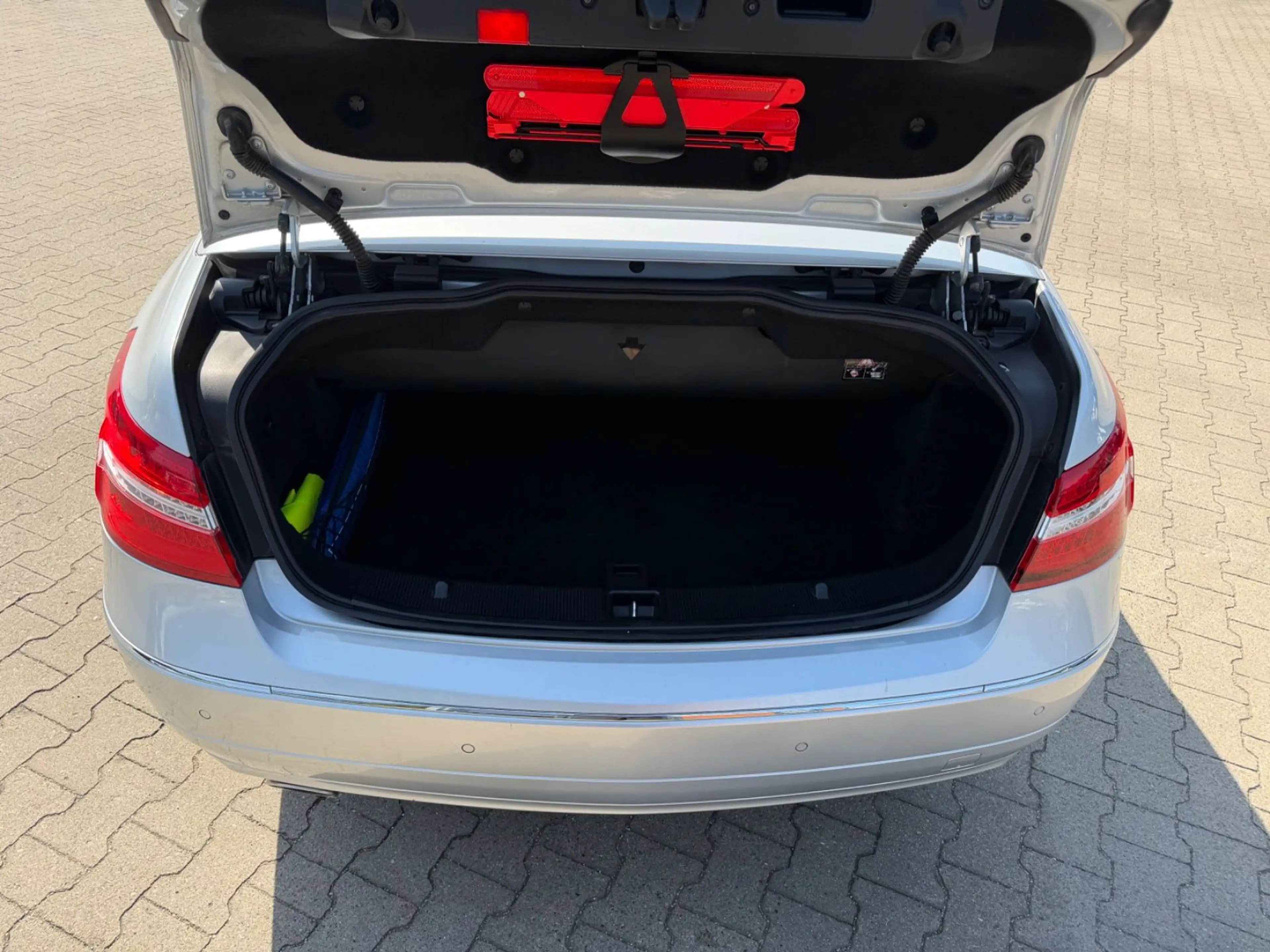 Mercedes-Benz E 250 E Cabrio CDI/NAVI/XENON/TEMPOMAT/EURO5 — photo 12