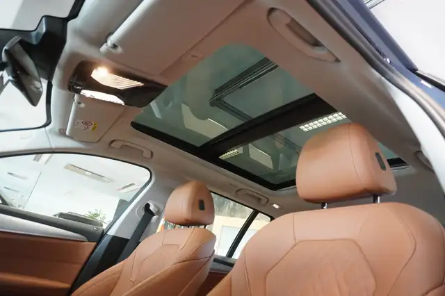 BMW 5 Series view 9