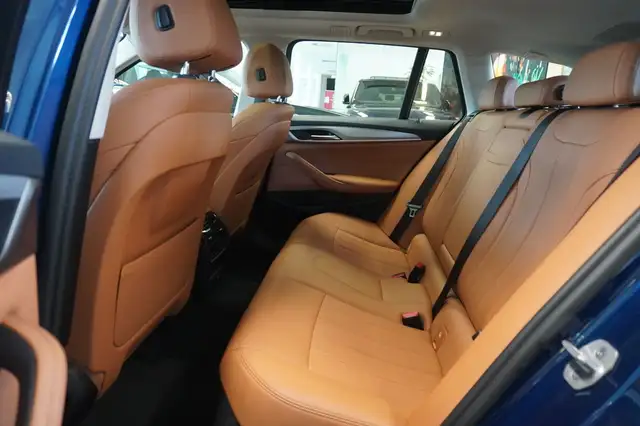 BMW 5 Series view 10
