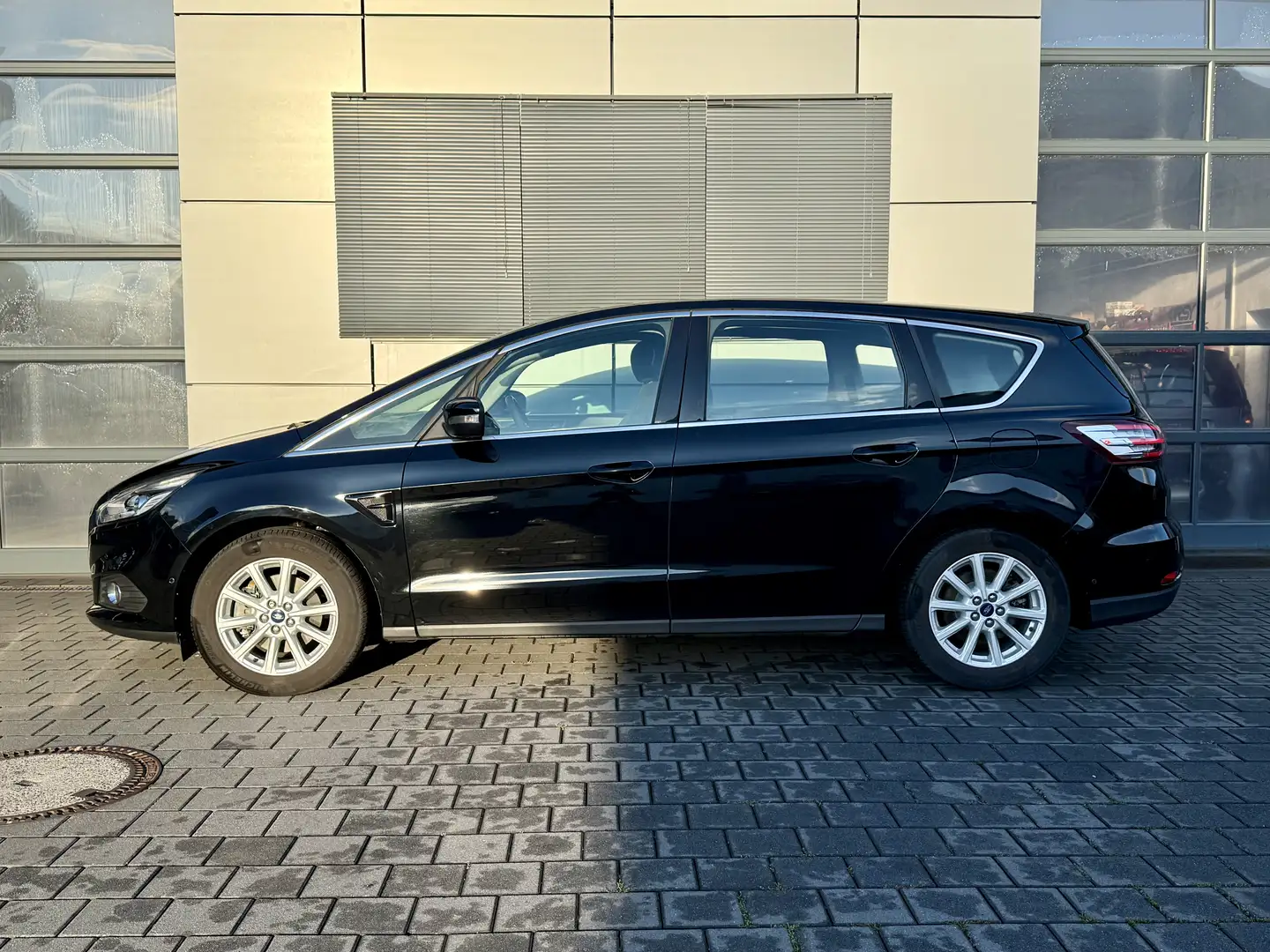 Ford S-Max 1.5 Eco Boost Titanium AHK/Kamera/Navi/Ambiente Schwarz - 2