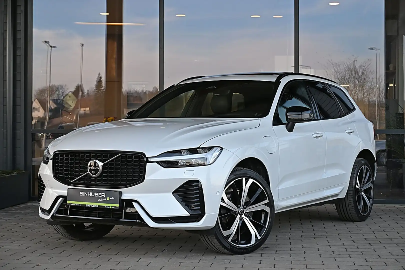 Volvo XC60 T6 AWD Recharge PHEV R Design Geartronic 21", A... Weiß - 1