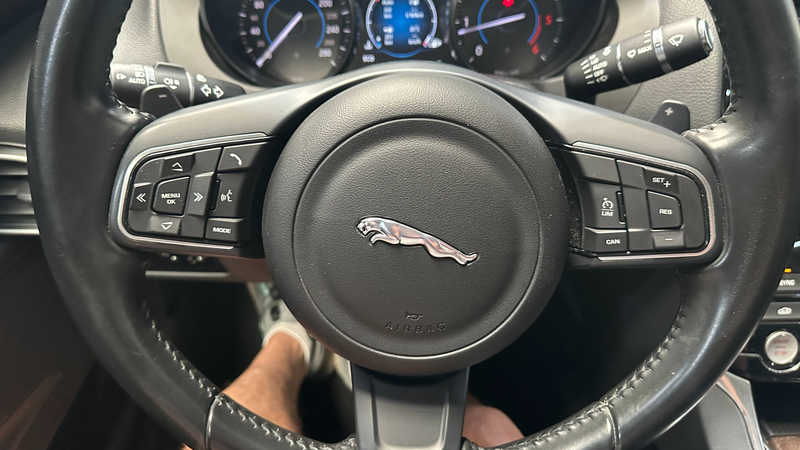 Jaguar XE XE 2.0 D E-Performance Prestige — photo 14