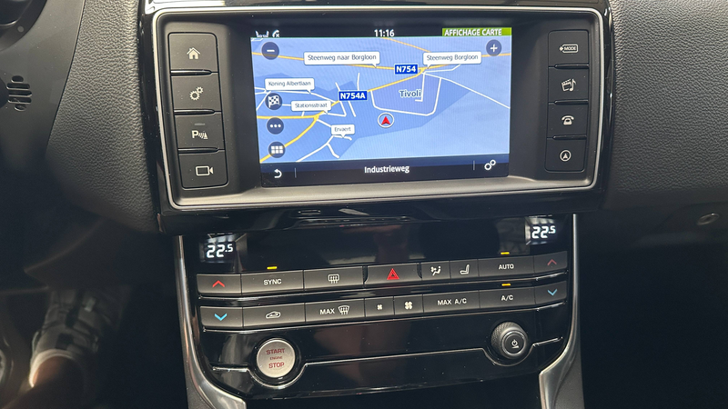 Jaguar XE XE 2.0 D E-Performance Prestige — photo 10
