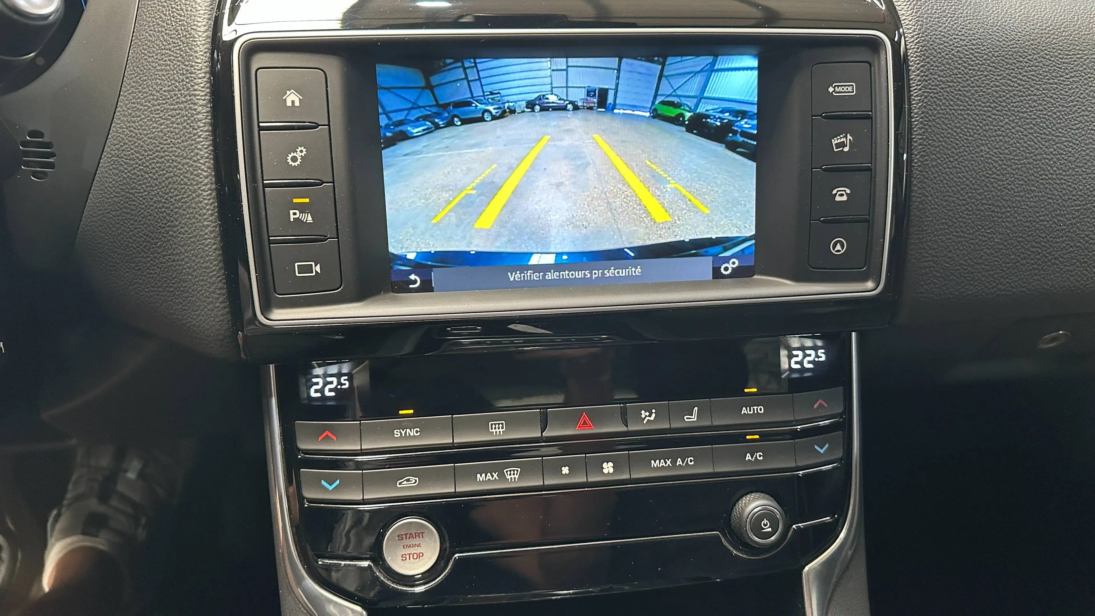 Jaguar XE XE 2.0 D E-Performance Prestige — photo 11