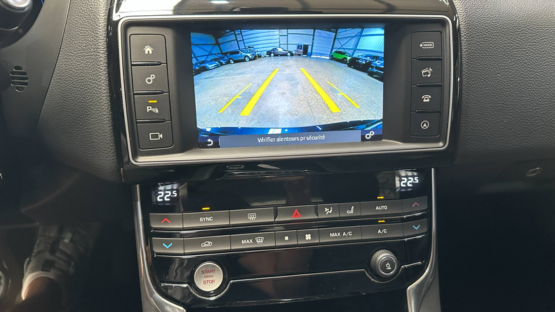 Jaguar XE XE 2.0 D E-Performance Prestige — photo 11