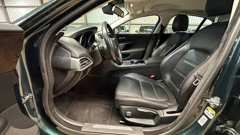Jaguar XE XE 2.0 D E-Performance Prestige — photo 8