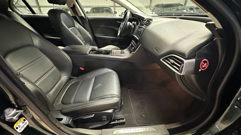 Jaguar XE XE 2.0 D E-Performance Prestige — photo 15