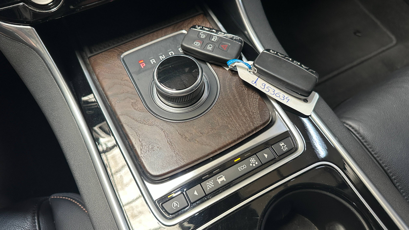 Jaguar XE XE 2.0 D E-Performance Prestige — photo 13