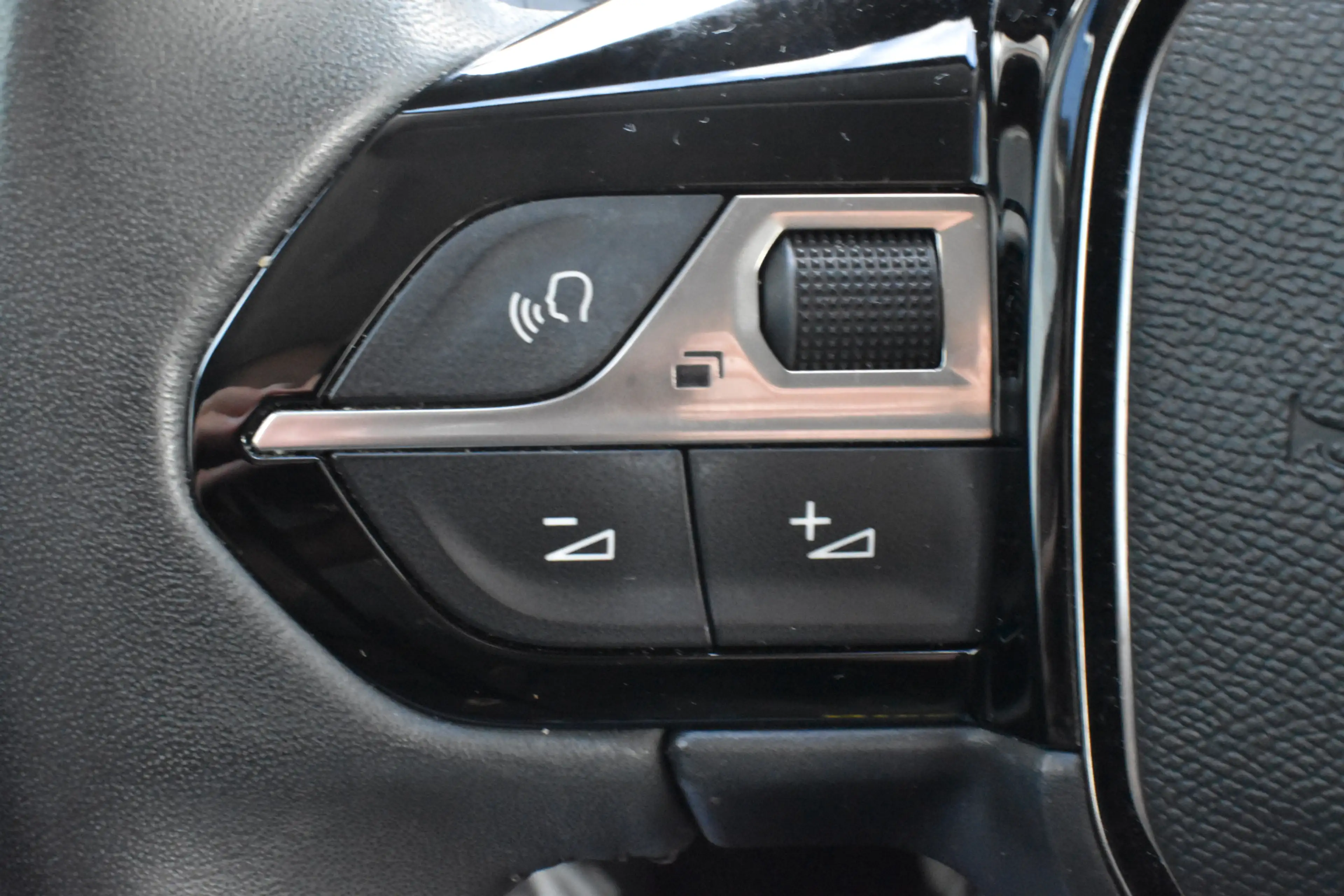 Peugeot e-208 EV Allure 50 kWh | SOH 85% Parkeerhulp | Airco | c — photo 13