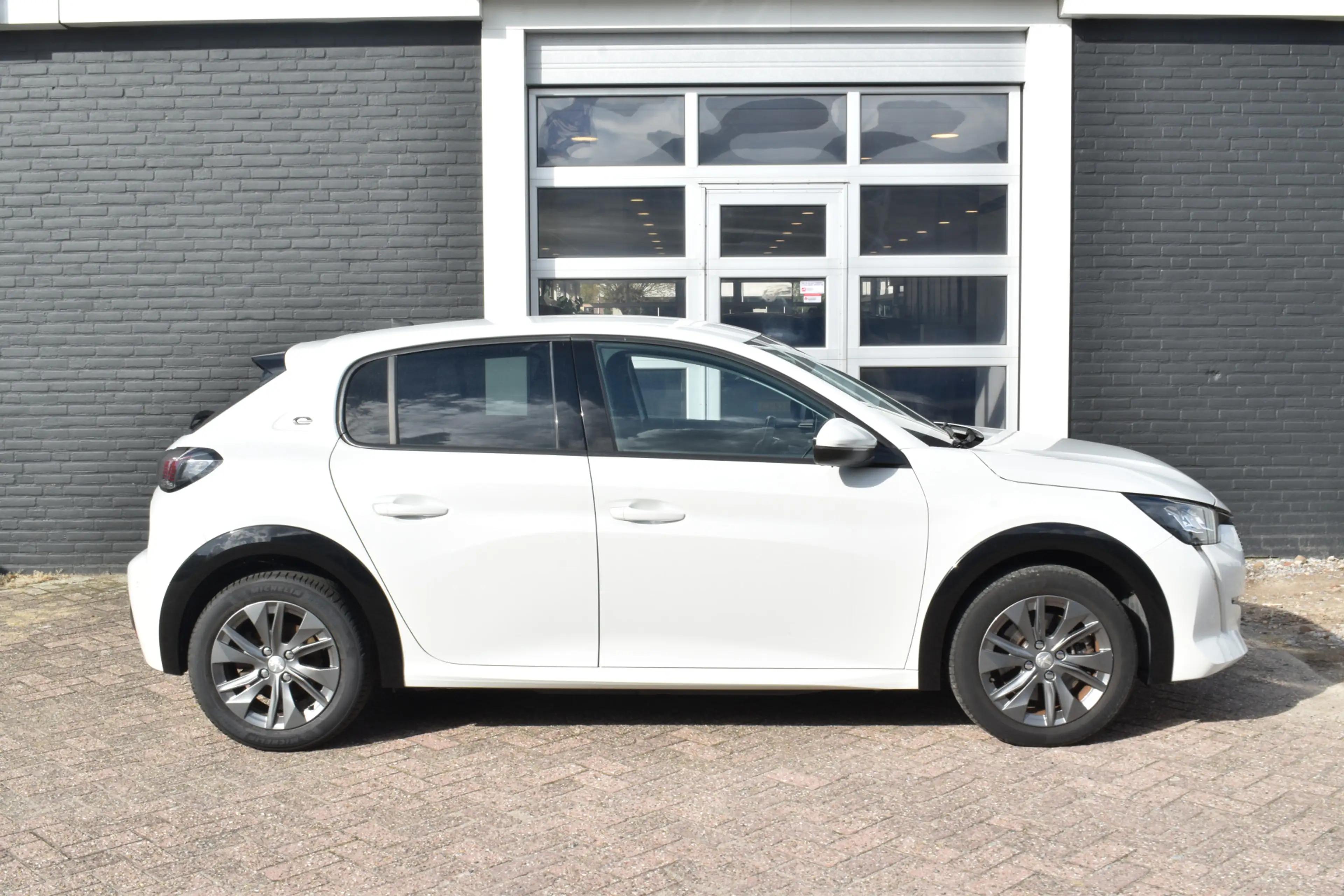Peugeot e-208 EV Allure 50 kWh | SOH 85% Parkeerhulp | Airco | c — photo 6