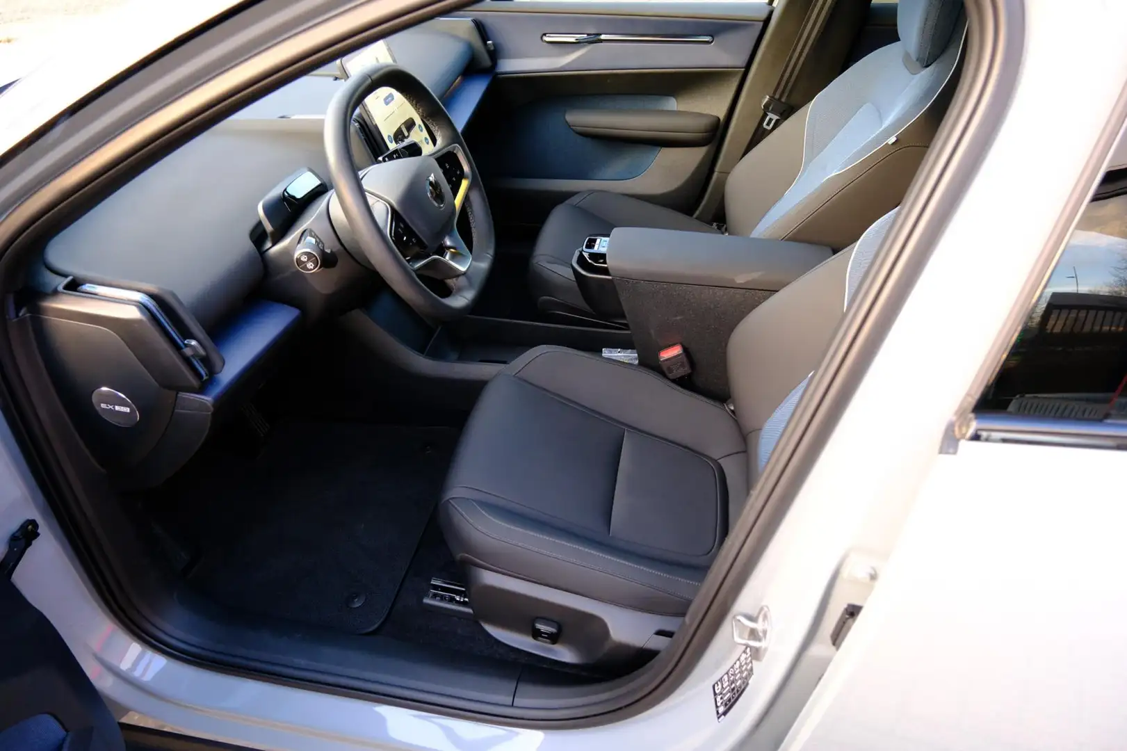 Volvo EX30 Single Motor Extended Range Ultra 69 kWh Aut. Pano Gris - 2