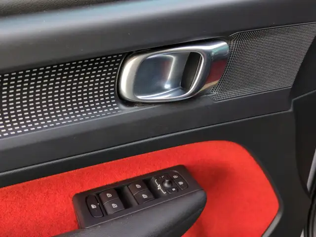 Volvo XC40 view 12