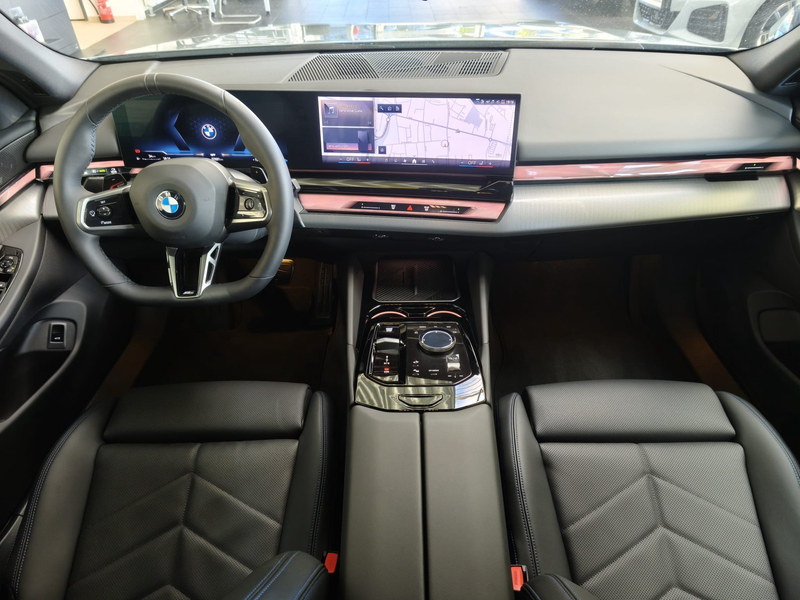 BMW 520 d xDrive Tour. M Sport AHK/RFK/20"/H&K — photo 9