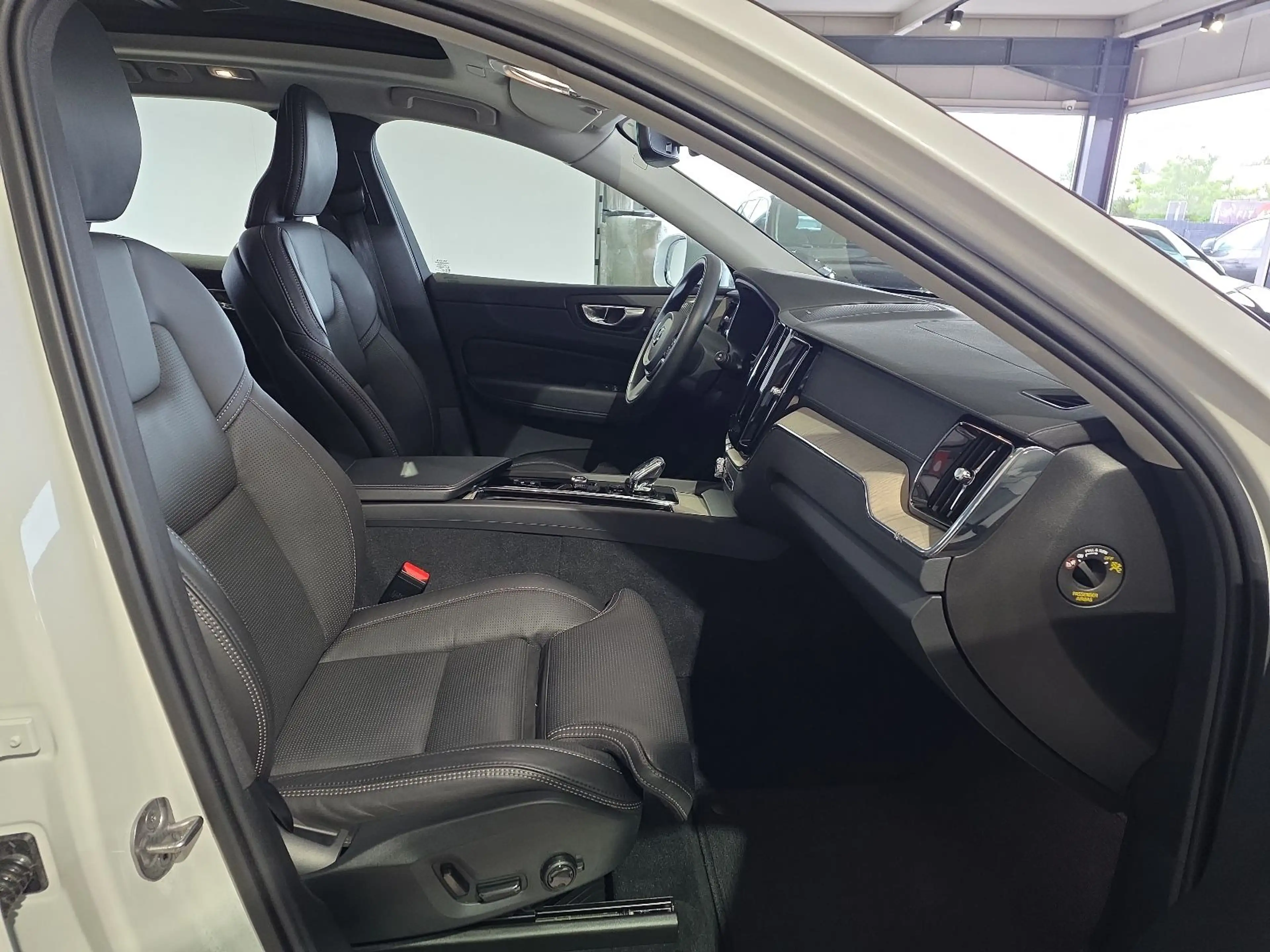 Volvo XC60 B5 Inscription ACC Sitzklima Pano 360° LED — photo 11
