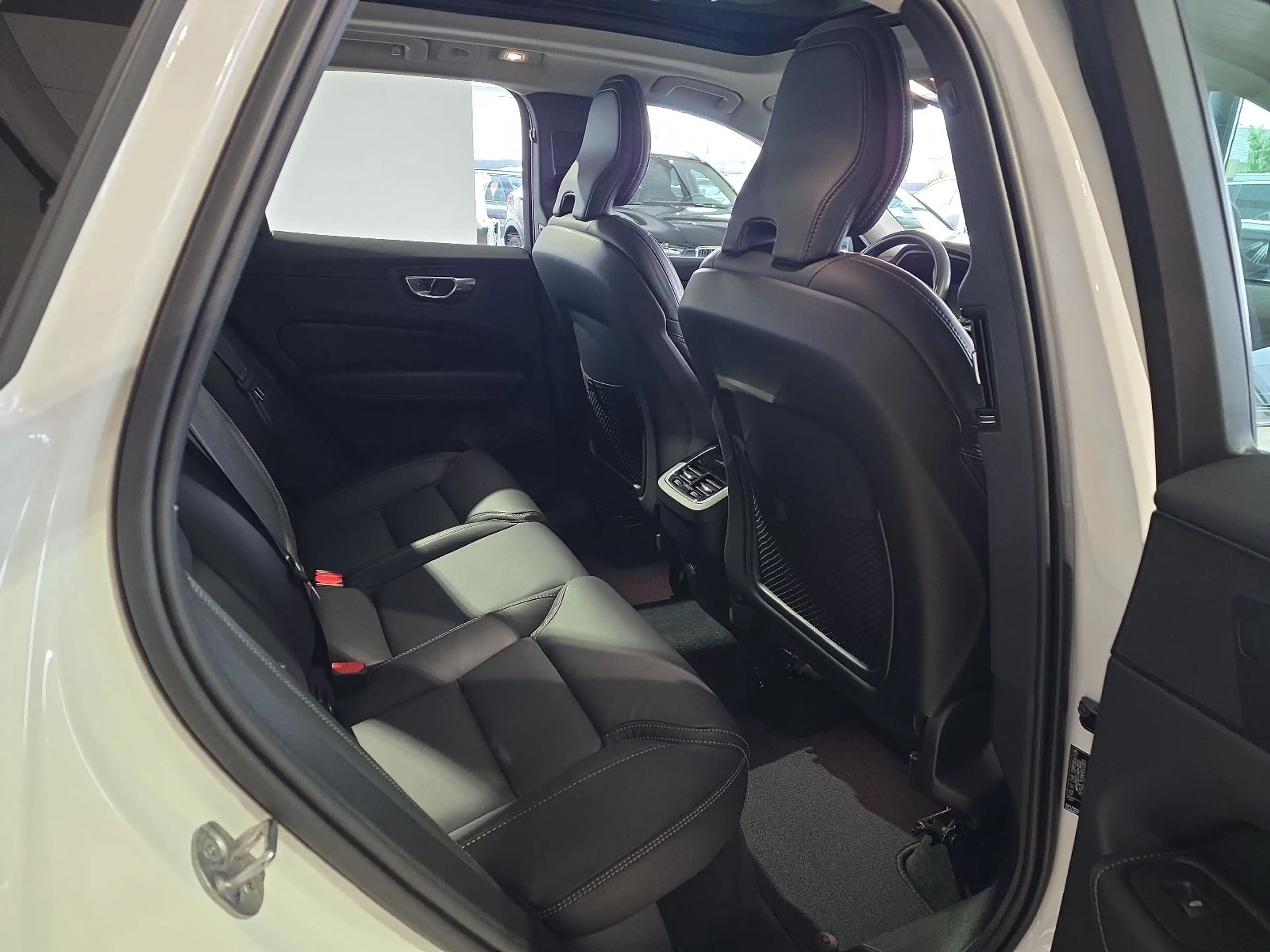 Volvo XC60 B5 Inscription ACC Sitzklima Pano 360° LED — photo 13