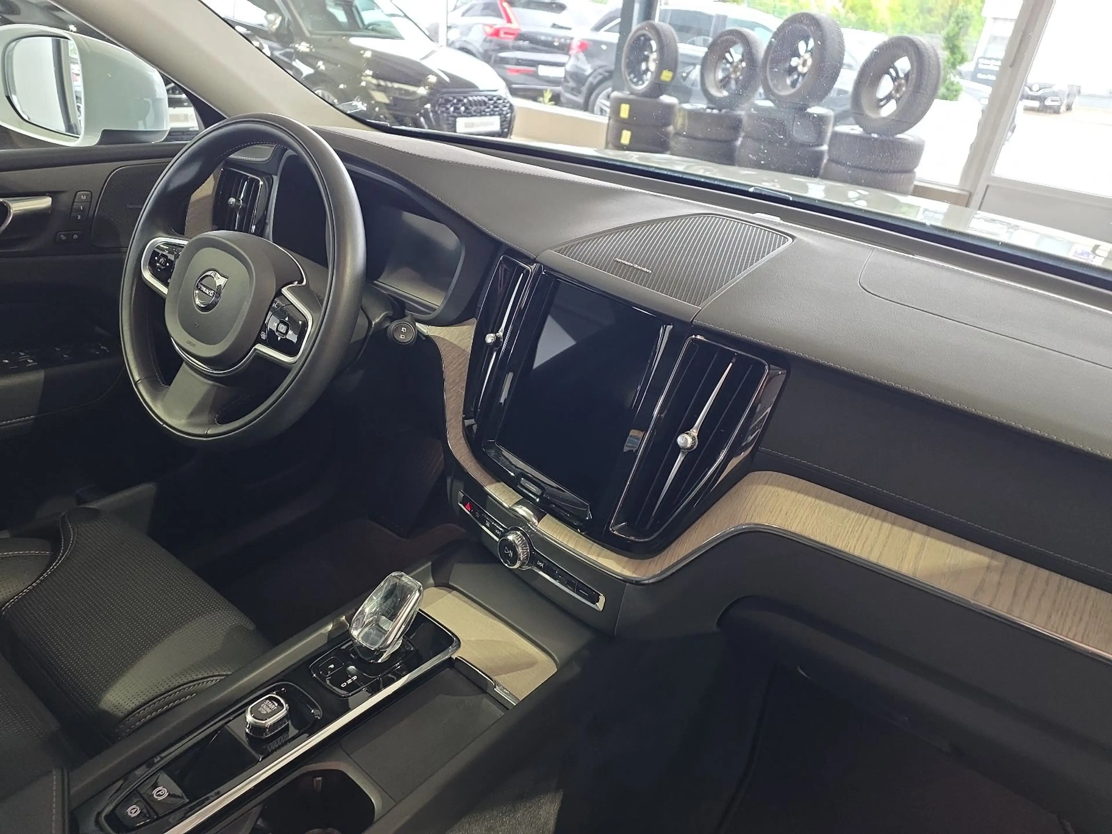 Volvo XC60 B5 Inscription ACC Sitzklima Pano 360° LED — photo 12