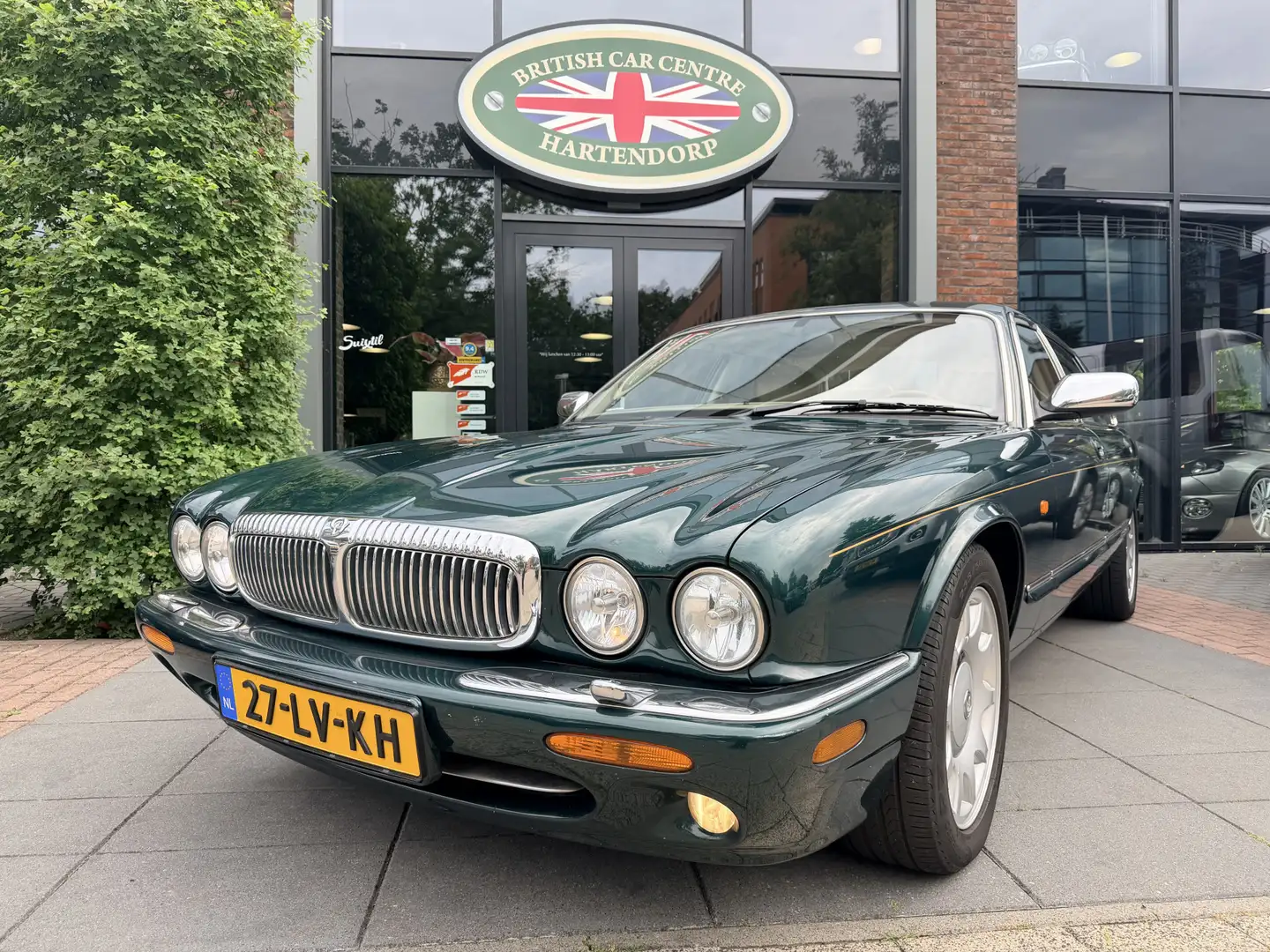 Daimler Super V8 4.0 LWB Grün - 1