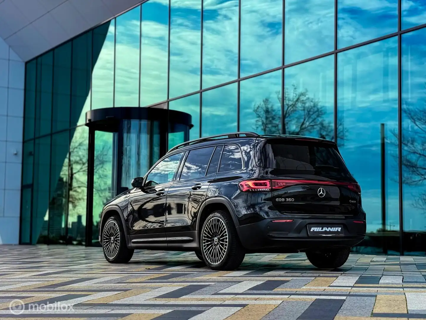 Mercedes-Benz EQB 350 4MATIC AMG Line 7p. 67 kWh|Pano|Memory|HUD Zwart - 2