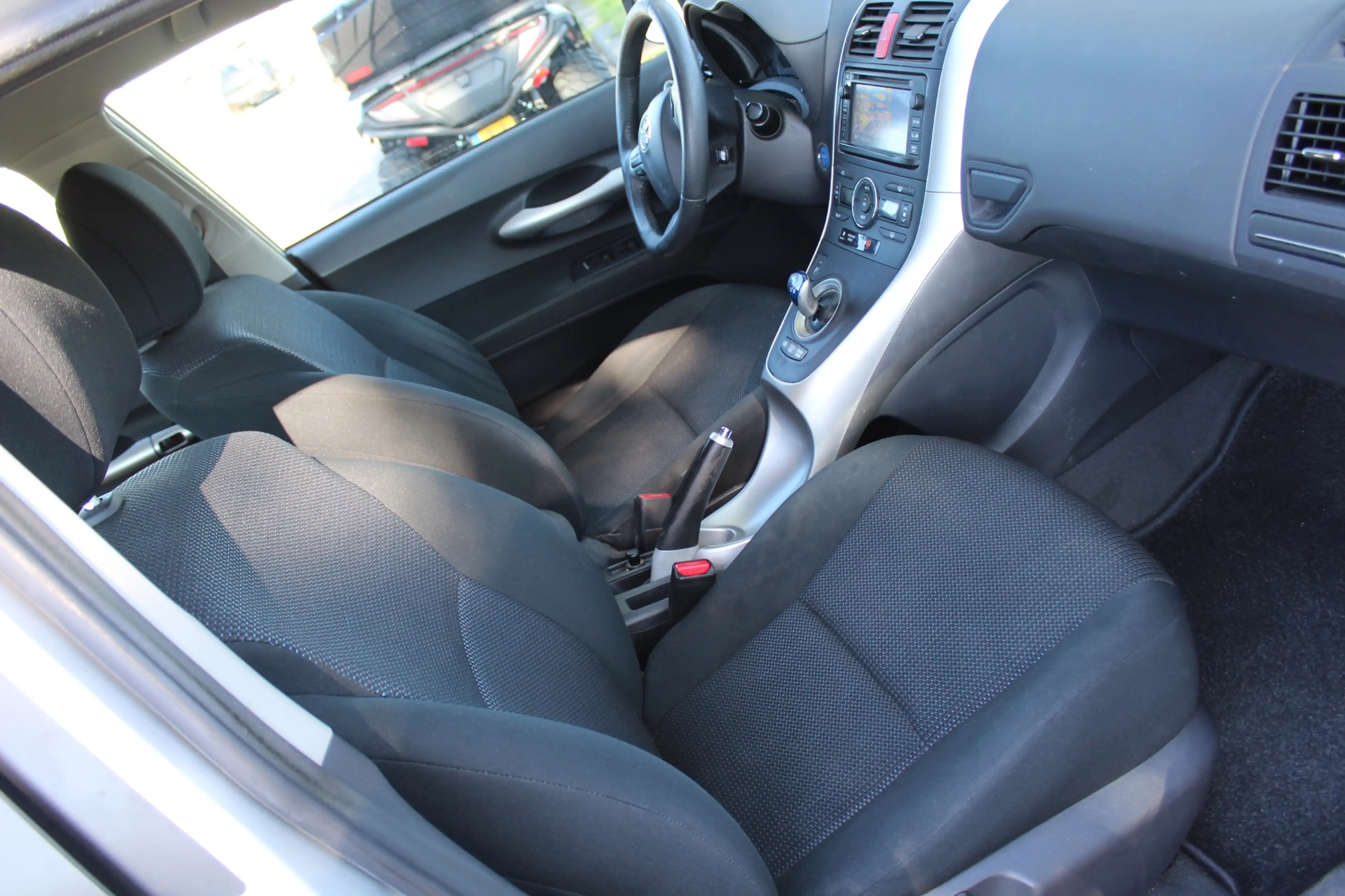 Toyota Auris 1.8 Full Hybrid Business navi camera cruise dealer — photo 15
