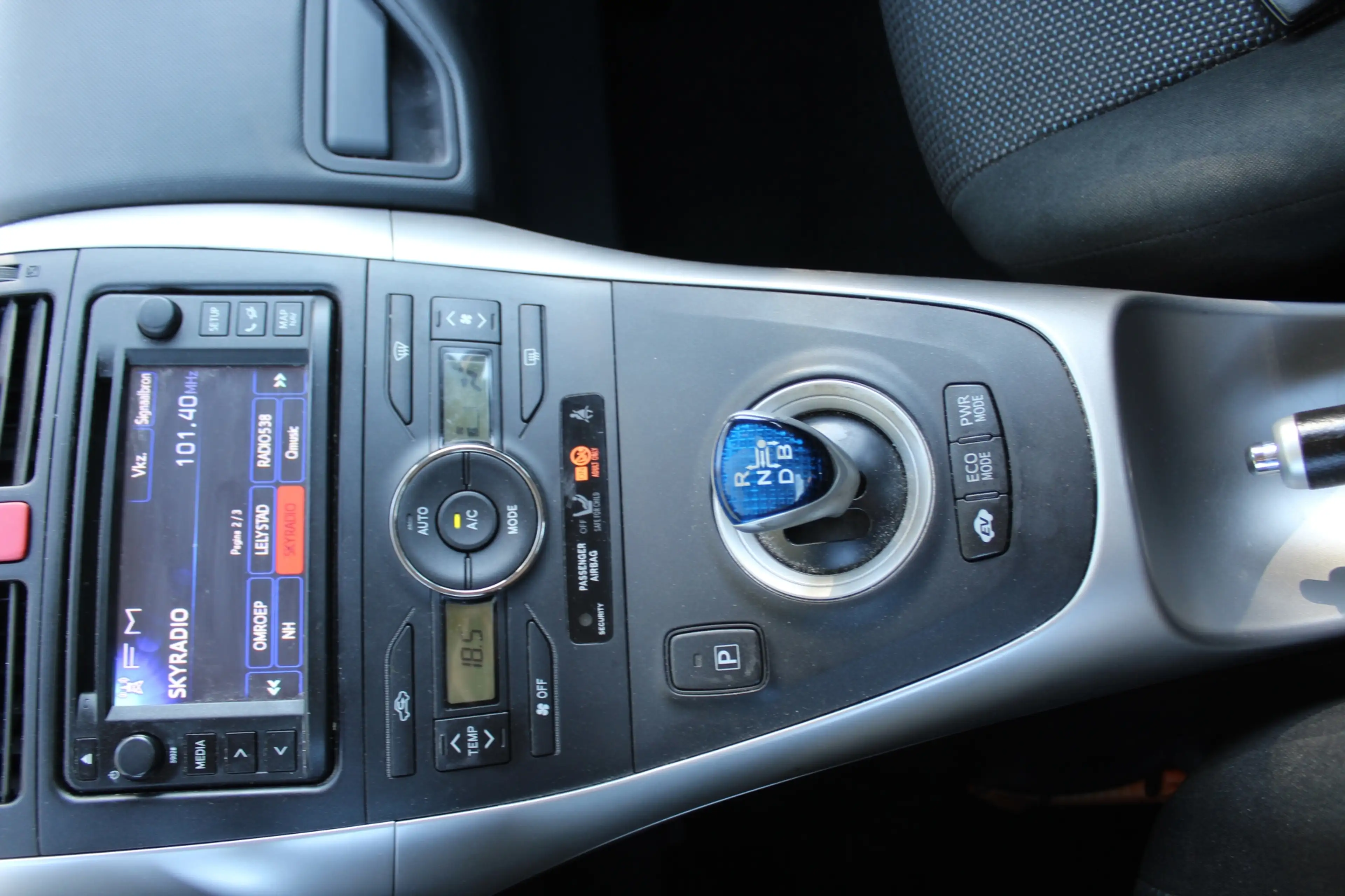 Toyota Auris 1.8 Full Hybrid Business navi camera cruise dealer — photo 9