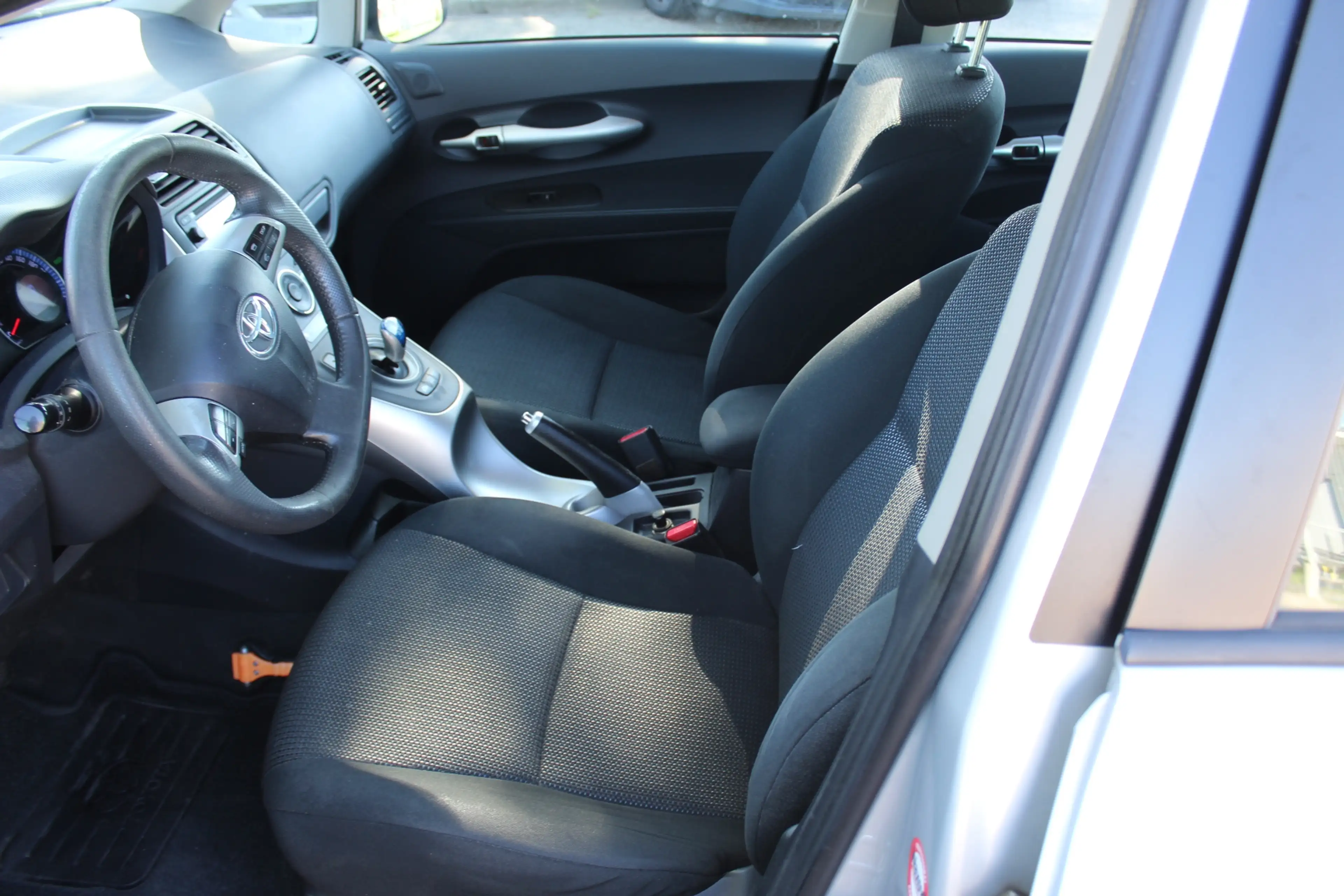 Toyota Auris 1.8 Full Hybrid Business navi camera cruise dealer — photo 23