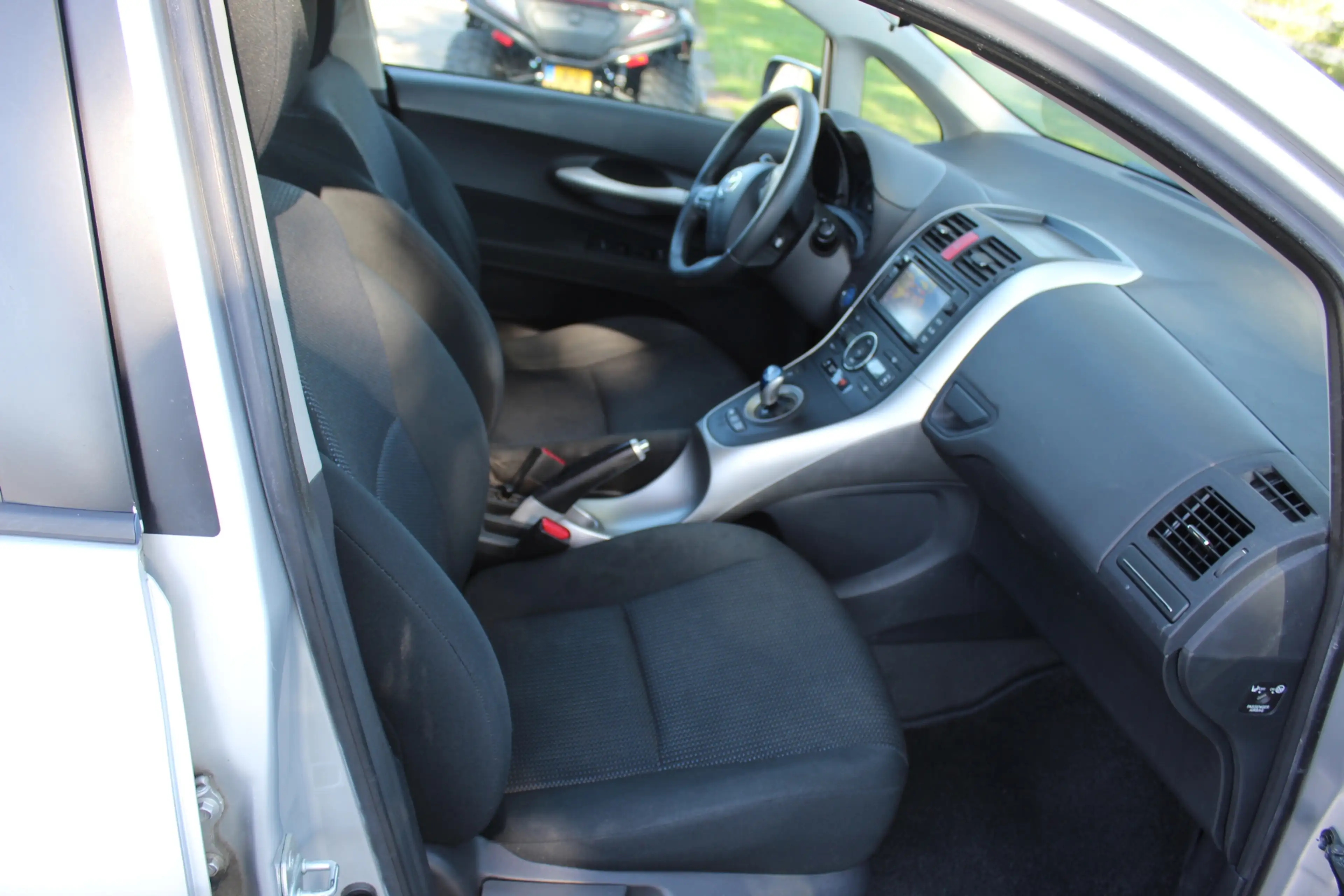 Toyota Auris 1.8 Full Hybrid Business navi camera cruise dealer — photo 26
