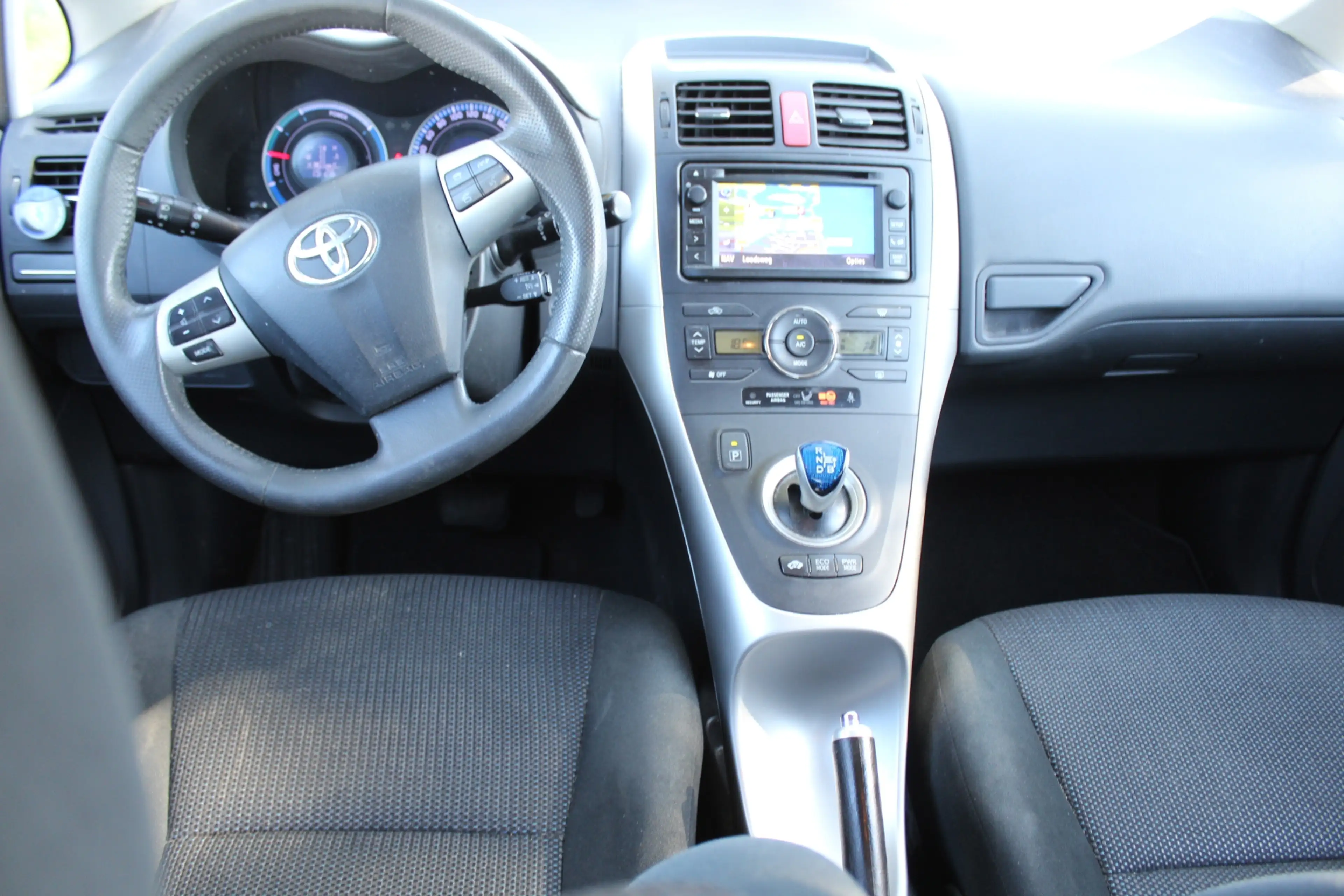 Toyota Auris 1.8 Full Hybrid Business navi camera cruise dealer — photo 25