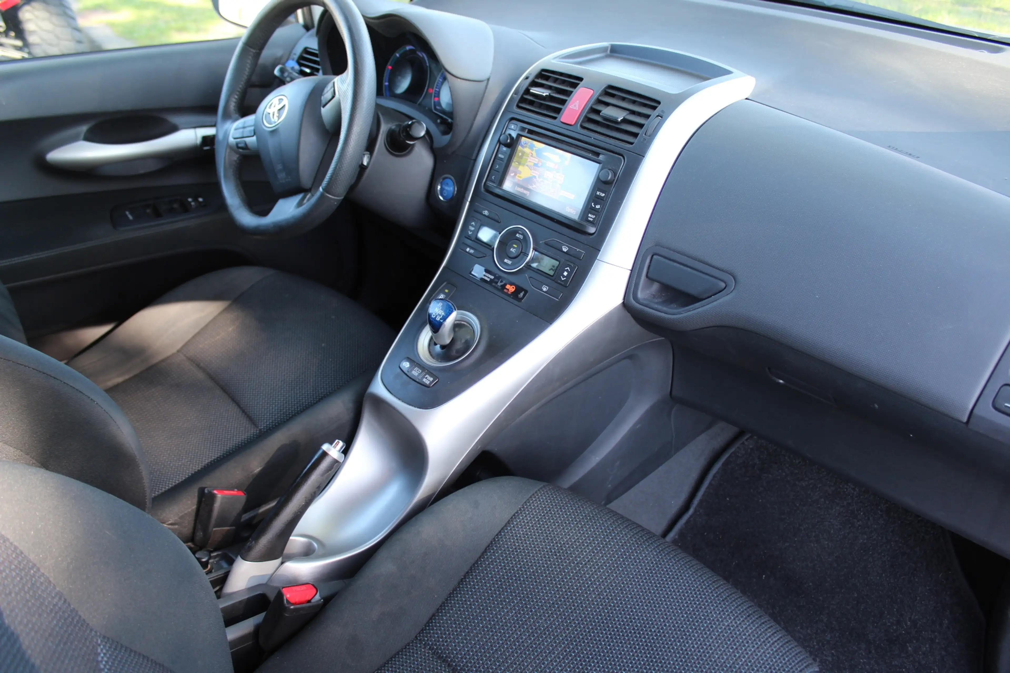 Toyota Auris 1.8 Full Hybrid Business navi camera cruise dealer — photo 16