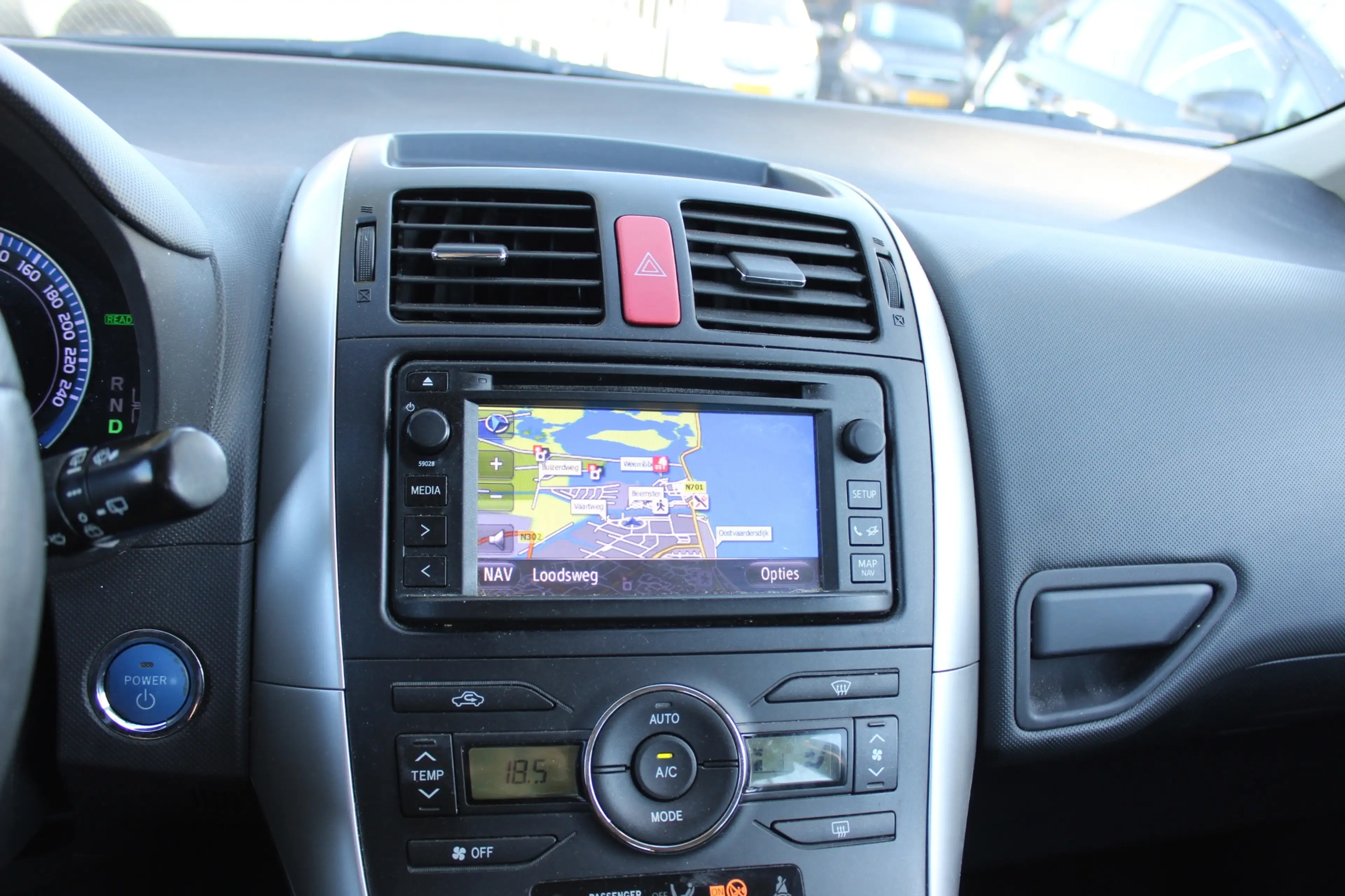 Toyota Auris 1.8 Full Hybrid Business navi camera cruise dealer — photo 14