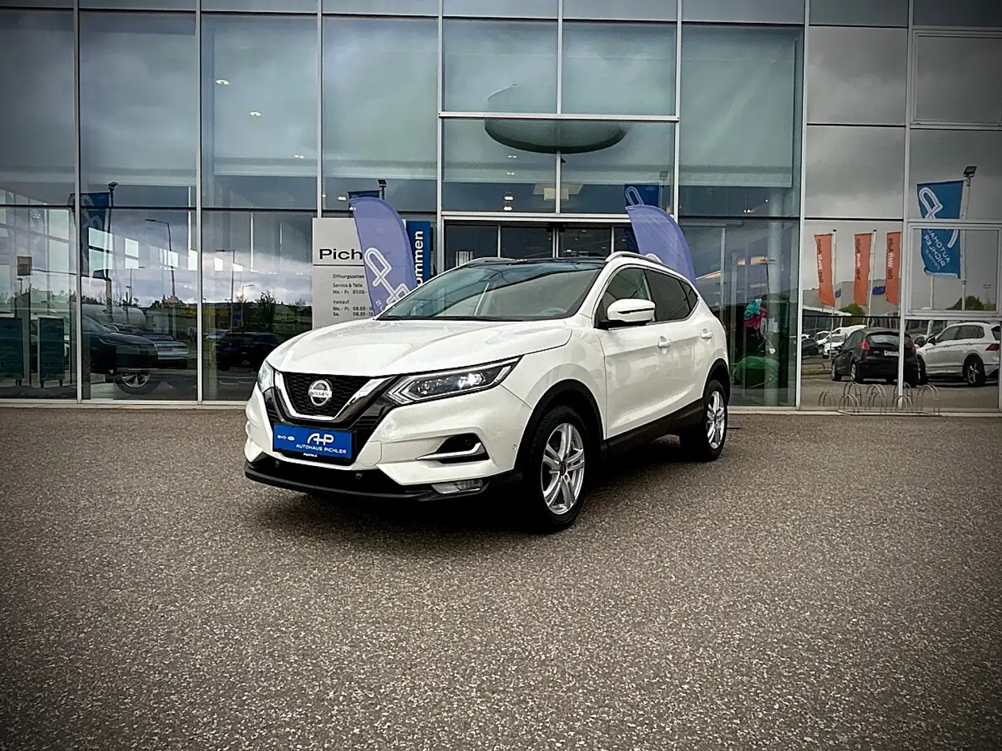 Nissan Qashqai 1,3 DIG-T N-Connecta Aut. / Ponaramdach / Adapt... Weiß - 1
