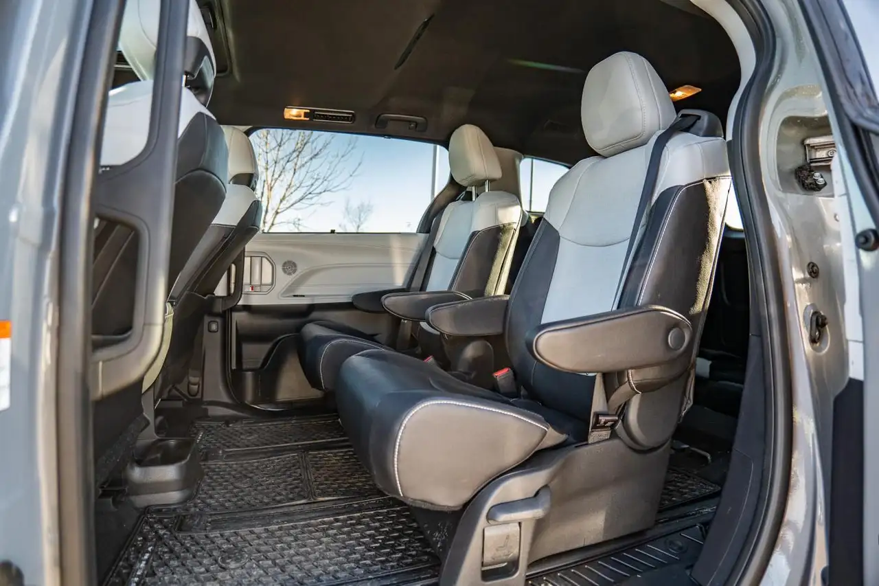 Toyota Sienna снимка Toyota Sienna