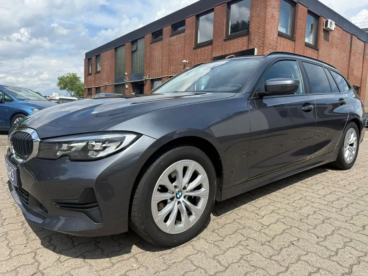 BMW 318 i AUT Advantage*LIVE-COCKPIT*LED*NAVI*eAHK Grau - 2