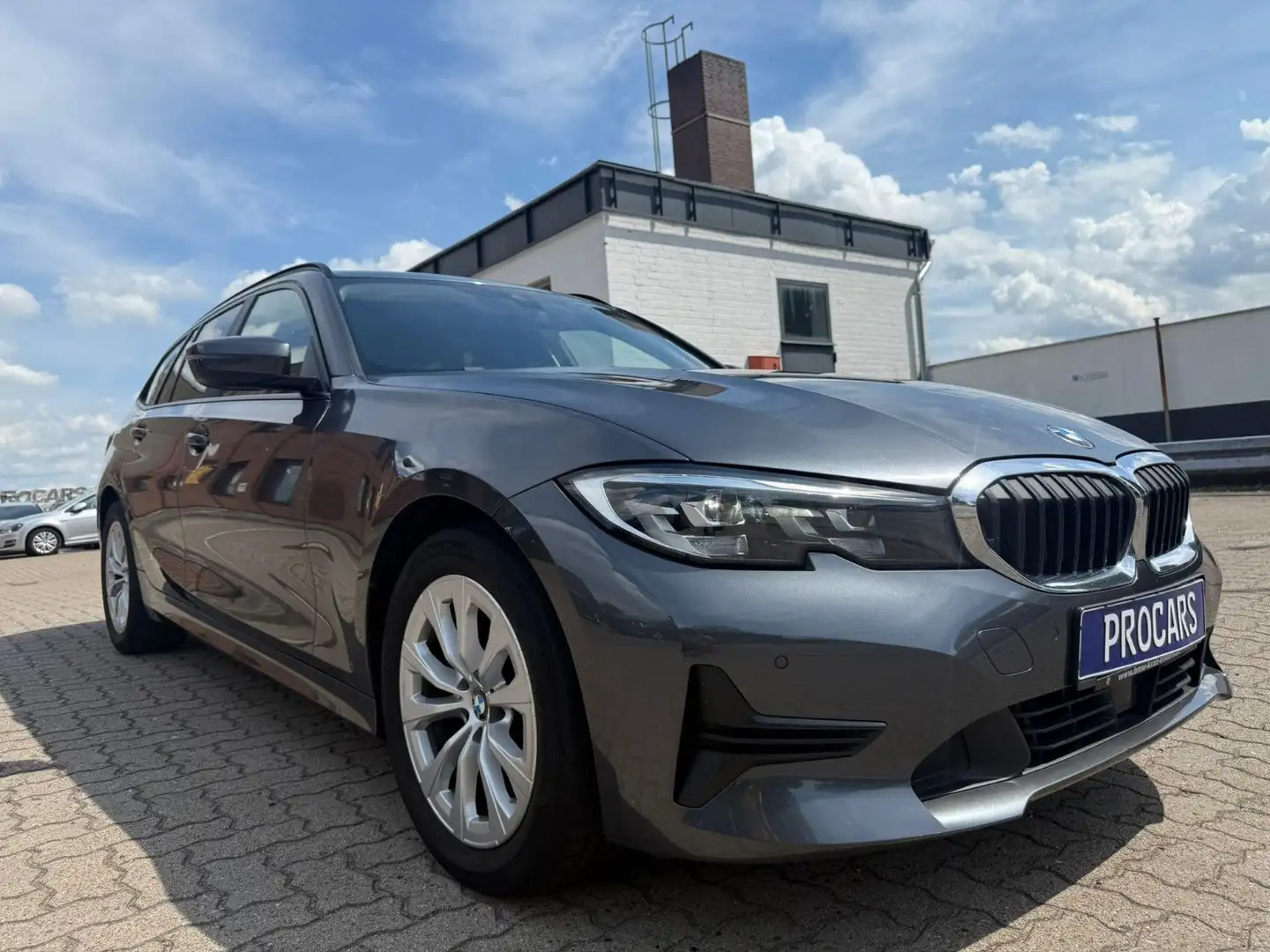 BMW 318 i AUT Advantage*LIVE-COCKPIT*LED*NAVI*eAHK Grau - 1
