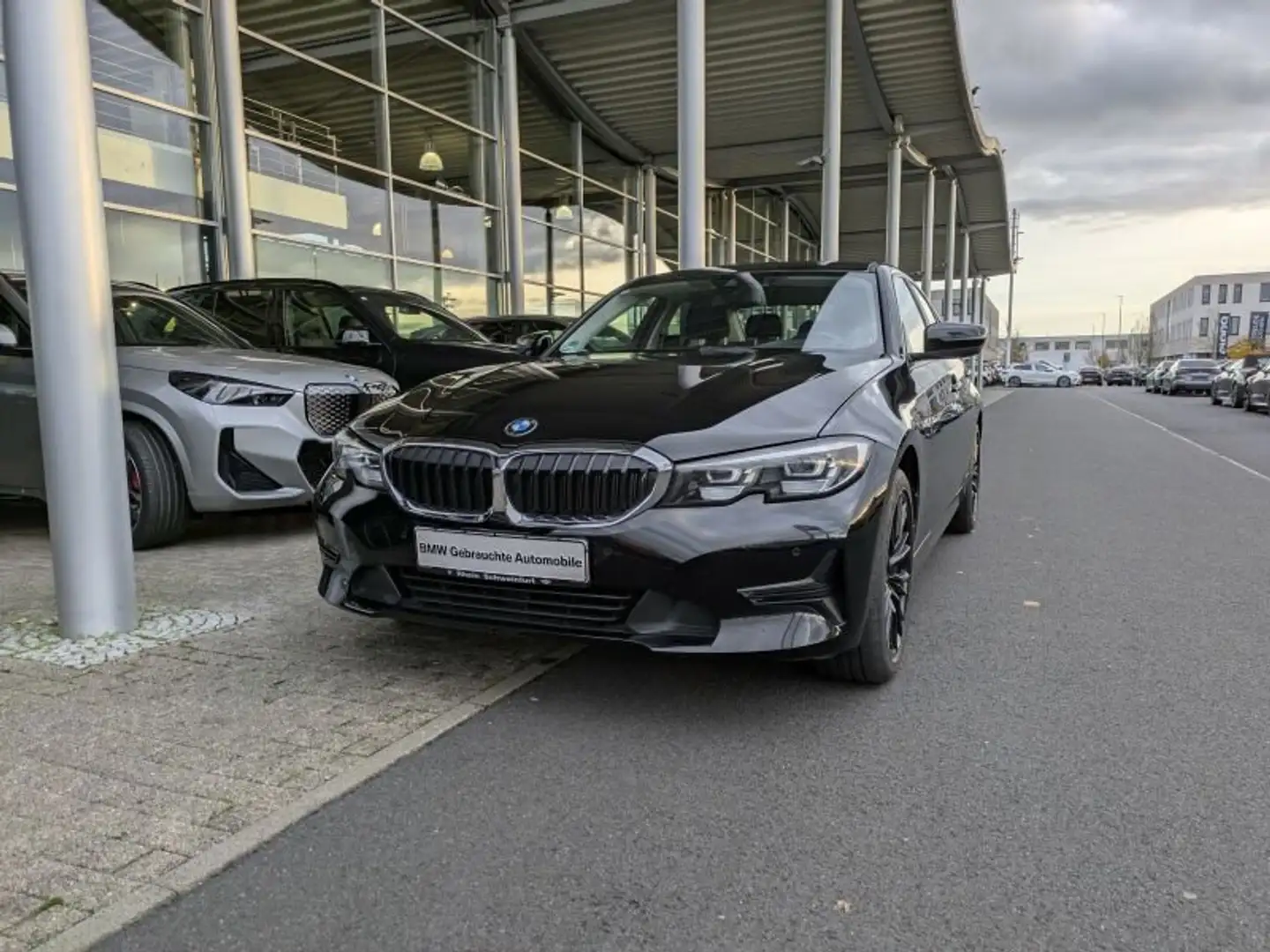 BMW 318 i Lim. Navi. PDC. SH. HIFI. DAB. Schwarz - 2