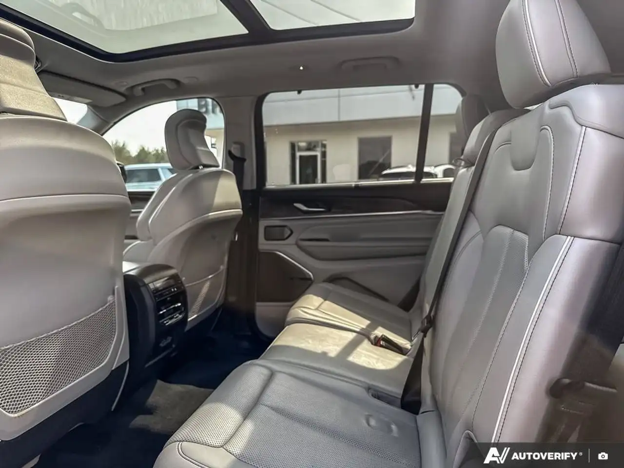 Jeep Grand Cherokee снимка Jeep Grand Cherokee