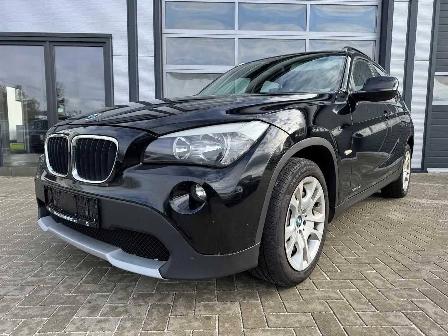BMW X1 sDrive18d Noir - 1