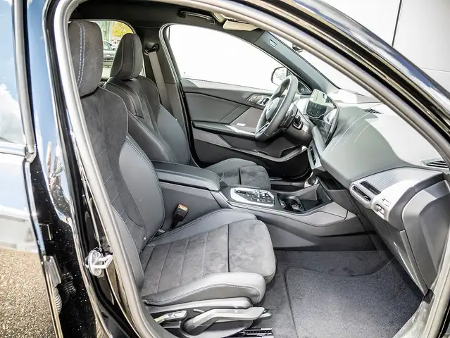 BMW 1 Series view 4