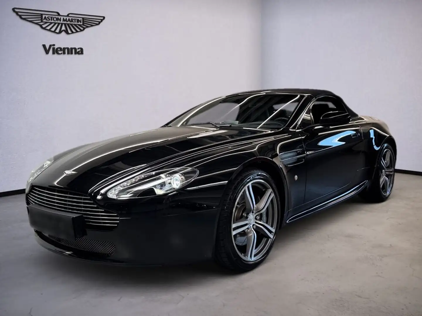 Aston Martin Vantage V8 Roadster N400 090 / 240 | BergwerkBlack Noir - 1
