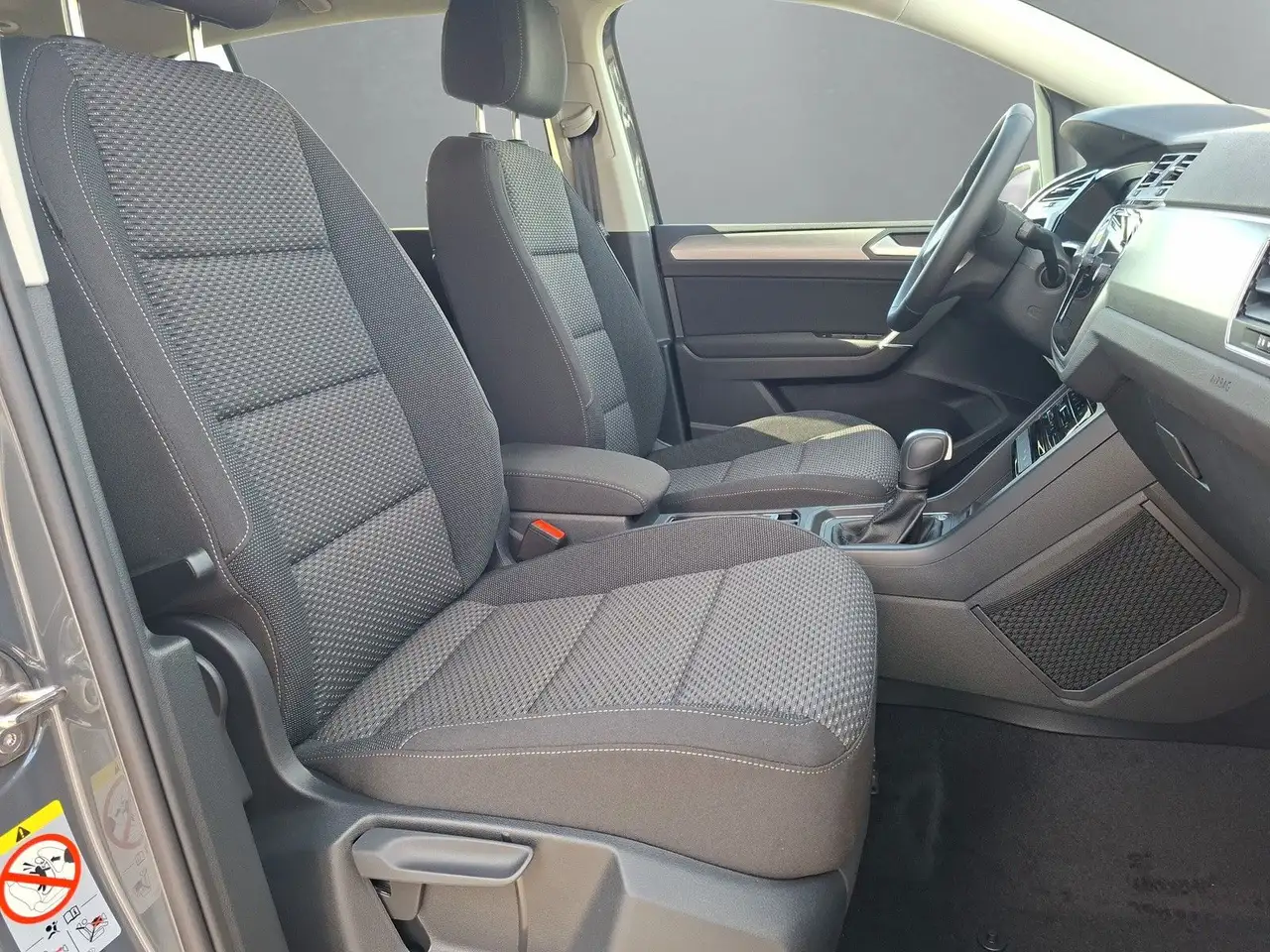 Volkswagen Touran 1.5TSI IQ LED ACC 7 Si Standh Side 17" 11